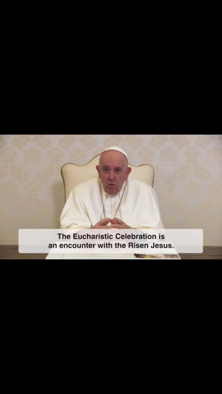 フランシスコ（ローマ教皇）のインスタグラム：「EN: Let us #PrayTogether that Catholics place at the centre of their lives the Eucharistic Celebration, which transforms human relationships and opens up an encounter with God and their brothers and sisters. #PrayerIntention #ClickToPray  PT: #RezemosJuntos para que os católicos ponham no centro de suas vidas a celebração da Eucaristia, que transforma as relações humanas e abre ao encontro com Deus e com os irmãos. #IntençõesdeOração  ES: #OremosJuntos para que los católicos pongan en el centro de su vida la celebración de la Eucaristía, que transforma las relaciones humanas y abre al encuentro con Dios y con los hermanos. #IntencióndeOración   IT: #PreghiamoInsieme perché i cattolici mettano al centro della vita la celebrazione dell’Eucaristia, che trasforma in profondità le relazioni umane e apre all’incontro con Dio e con i fratelli. #IntenzionediPreghiera  FR: #PrionsEnsemble afin que les catholiques mettent au centre de leur vie la célébration de l’Eucharistie qui transforme les relations humaines et ouvre à la rencontre avec Dieu et avec les frères et sœurs. #IntentiondePrière  DE: #Betenwirgemeinsam, dass Katholikinnen und Katholiken die Feier der Eucharistie zur Mitte ihres Lebens machen, welche die menschlichen Beziehungen in tiefer Weise wandelt und zur Begegnung mit Gott und allen ihren Schwestern und Brüdern öffnet.#Gebetsmeinung  PL: #MódlmysięWspólnie, aby katolicy postawili w centrum swojego życia celebrację Eucharystii, która przemienia ludzkie relacje i otwiera nas na spotkanie z Bogiem oraz z naszymi braćmi i siostrami. #IntencjeModlitewne」