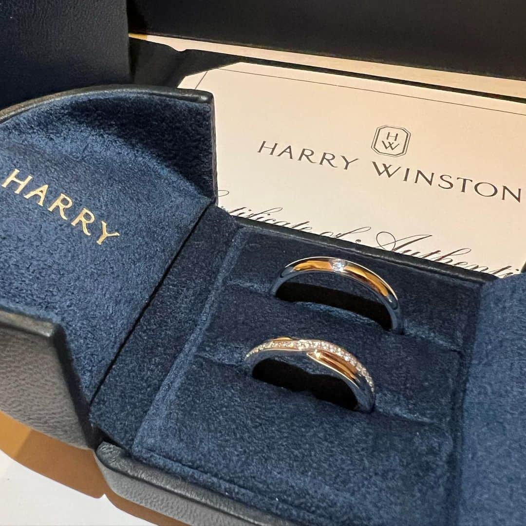 阿比留李帆のインスタグラム：「またまた時差pic🤍 結婚指輪は憧れの #harrywinston 💍 去年のクリスマスに受け取りに行ったよ🫶🏻✨ 思い出と共にまた1つ宝物が増えました🦢💓  #wedding#weddingring#ハリーウィンストン#ハリーウィンストン結婚指輪#結婚指輪#時差投稿」