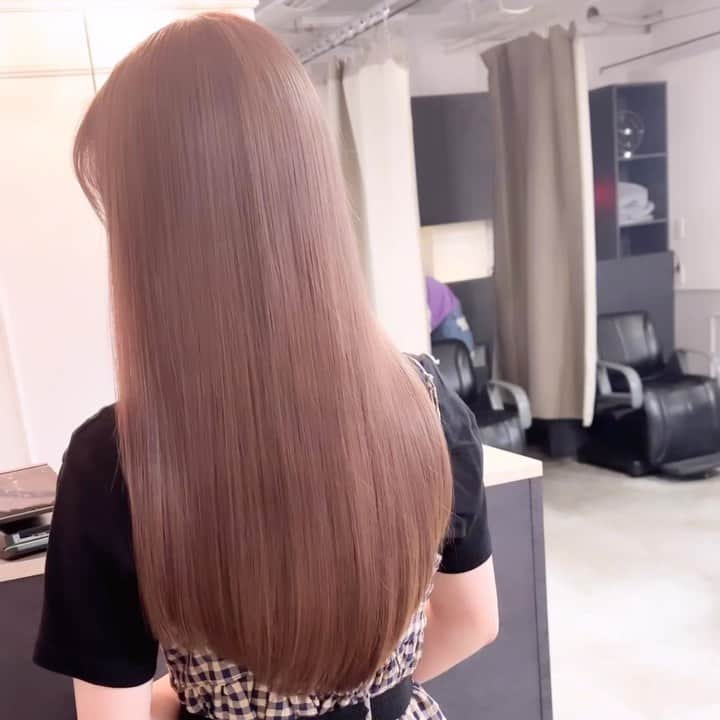 阪下裕紀のインスタグラム：「✨ダメージレスブリーチ✨ ⁡ ⁡ 🎨カラーが不安な方必見🎨 自分史上最高のヘアスタイルとサラツヤヘア😍 ⁡ 是非お気に入りなスタイルはいいね👍保存お願い致します♪良ければフォローもお願い致します😍 ⁡ 最高の髪質改善トリートメント出来ました\(//∇//)\ 顧客のお客様から新規のお客様まで初回は¥10000となっております◎ 是非体感してください\(//∇//)\ ⁡ ※僕が載せてるオリジナルダメージレスブリーチは僕にしかできません！！ ⁡ ⁡ 独自の方法と薬剤を使用している特殊技術です。 いいなぁと思ったらいいね押してくれると喜びます😆⭕️ ⁡ 来店されるときは 髪型を @yuki__sakashitaのラインナップから好きなスタイルを保存して見せてくださいね😍 ⁡ あとは、髪の状態や似合わせであなたに似合う髪型、カラーをご提案させていただきます。 ⁡ 🉐新規クーポン🉐 カット＋ダブルカラー+トリートメント　¥16800- カット＋ケアカラー＋髪質改善　¥18500- 髪質改善　　　　　　　　　　　¥10000- ⁡ ⁡ 🐥良くある質問🐥 Q.カラーのもちは？ A.デザインカラー(ハイライト、バレイヤージュetc)は2〜3ヶ月 ブリーチカラー(全頭ブリーチ、インナーカラー)1〜2ヶ月 Q.オリジナルダメージレスブリーチとはなんですか？ A.僕にしかできないトリートメントとブリーチを配合➕前処理トリートメント、アフタートリートメント髪のダメージレベルを見極めて調合します。 Q.どんな髪質でも大丈夫ですか？ すでに過度のダメージがあったり、黒染め履歴がある場合は希望のカラーにするためのプロセスが異なる場合があります。 その場合でも最善の提案をさせていただきます。 Q.髪質改善はどんな髪でも出来ますか？ ブリーチしてる方からしてない方まで幅広く対応できます！ 軟毛〜普通毛　一回で感動レベル🥺 硬毛、癖毛　1〜2回で完璧に仕上げます！ Q.髪質改善のもちは？ 1ヶ月以上です✨ もちろん繰り返すほど定着しやすくなりもっとモチも良くなります^ ^ ⁡ 👑カラースペシャリスト👑 ✂️ダメージ90%OFFのブリーチができる ✂️豊富な経験で失敗しないカラーができる ✂️年間1000人以上担当している実績 ⁡ 🔱カラーの失敗が心配な人でも大丈夫🔱 僕のオリジナルダメージレスブリーチは他店ではマネ出来ないやり方です。✨ カラーなら僕にお任せください💗 今までのブリーチに比べて圧倒的にダメージレス、ツヤツヤカラーを楽しめます。 豊富な経験によるカラー知識であなたの なりたいカラー叶えます✨ ⁡ ✂️痛みたくない ✂️可愛いカラーになりたい ✂️デザインカラーを楽しみたい ✂️手触り良くしたい ✂️透明感が欲しい ✂️赤みオレンジ味を無くしたい カラーが不安な方は一度カラー美容師阪下までご相談ください😆 ⁡ 👑丁寧なマンツーマン接客👑 お客様を1人1人幸せにしたいという想いから 1人1人マンツーマンで接客させていただいてます😄一緒にステキな髪型作りましょう ⁡ 丁寧な接客と技術でお客様に少しでも素敵な 時間を過ごして頂けると嬉しいです。 ⁡ このインスタをみて好感を持ってもらい僕に髪の毛を任せてもらえるようでしたらお客様に喜んで頂けるよう全力で綺麗にさせていただきます✨ ⁡ ご予約ご相談は 🕴トップのURLまたはDM 担当:阪下裕紀 ⁡ 住所 東京都渋谷区神宮前4-26-2守谷ビル2F アクセス ⁡ 千代田線 明治神宮前駅 徒歩5分 副都心線 明治神宮前駅 徒歩5分 JR原宿駅　徒歩7分 東京メトロ　表参道駅　徒歩7分 ⁡ ⁡」
