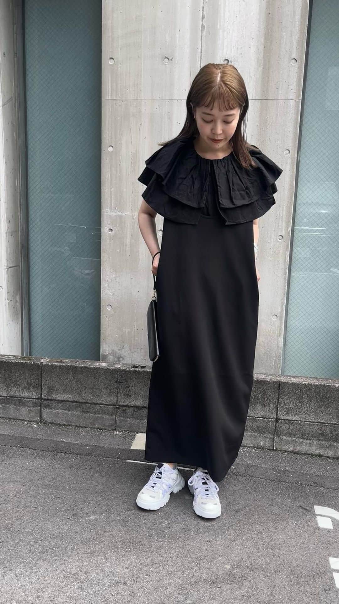 北岡りえのインスタグラム：「大人なシルエットでUネックが今っぽい 着回ししやすさ抜群なround neck long one-piece　 🖤　 @hholickids   カジュアルにもオケージョン仕様にも活躍できて、シワになりにくい素材感も嬉しいひとつ⚪︎  #夏服 #hholic」