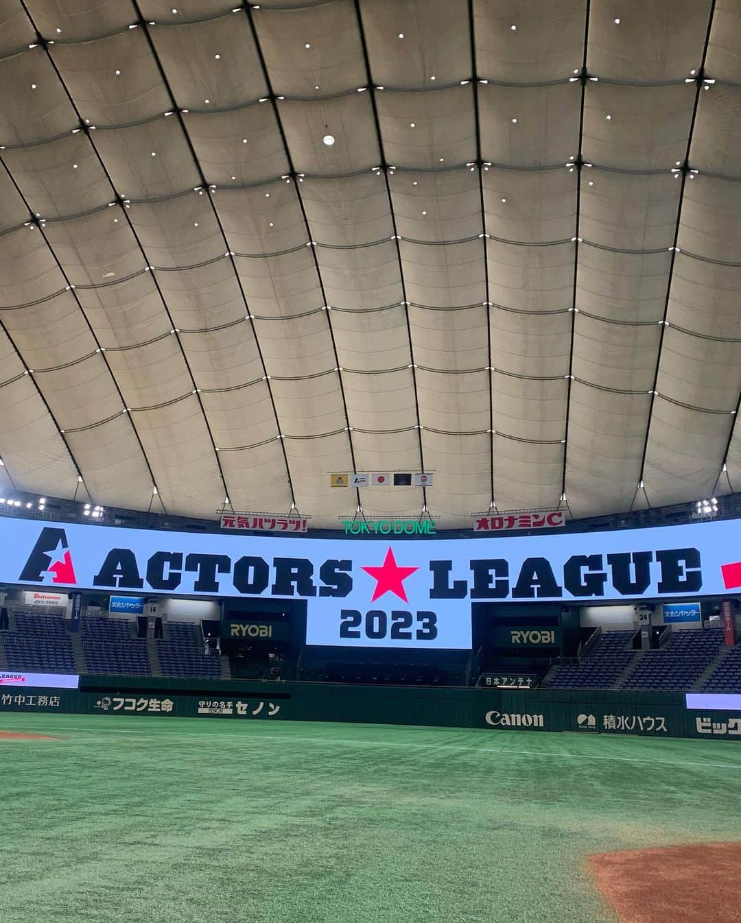 梅津瑞樹さんのインスタグラム写真 - (梅津瑞樹Instagram)「『ACTORS☆LEAGUE in Baseball 2023』 ご観戦いただいた皆様、ありがとうございました。  ご存知、東京ドームに足を踏み入れてきた訳ですが、ふと見上げると、天井には円形の穴が無数に空いた意匠が施されており、それをまっきーさんが指差し 「あれは、これまでに打たれたホームランで空いた穴だよ」 と適当なことを言っていたのが、終わった今となっては凄く記憶に残っています。 あと100m走る最中でずっと隣を走っていた陣の笑顔。」7月3日 22時54分 - umetsumizuki