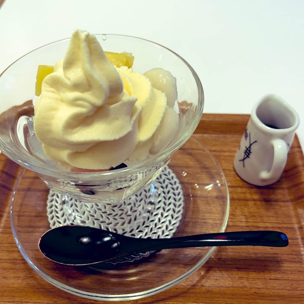 池田有希子のインスタグラム：「クリームみつ豆を「クリーム（ここはソフトクリームでした）を半分で」とお願いしたのですが、店員さんに「ごめんなさい！間違えて…クリーム…ば、ば、倍にしてしまいました！！！」と言われて爆笑してしまいました（美味しいしさっぱりしてるしで結局完食）」