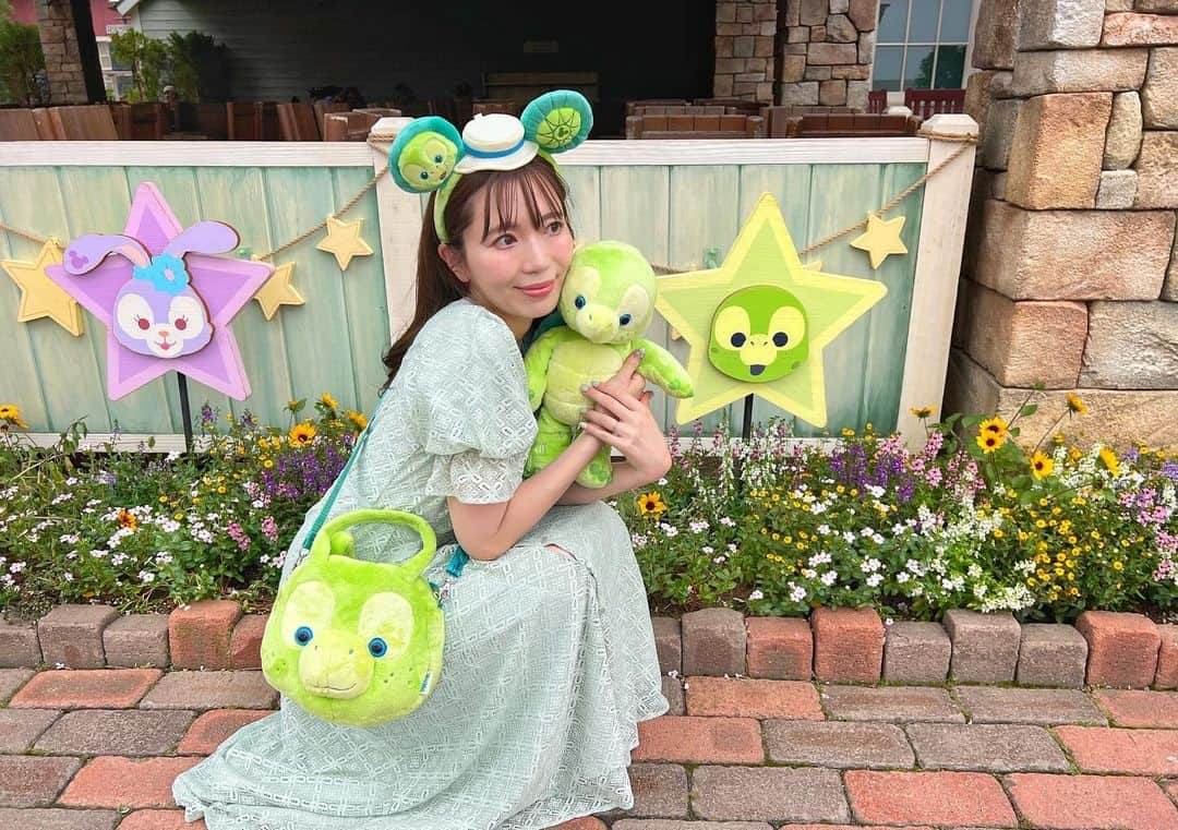 あいにゃんのインスタグラム：「今日から販売のオルくんカチューシャ 早速つけてみたよ〜っっ🐢🌺🎶  左右のお耳にオルのお顔と甲羅、 真ん中に帽子があって、 オル要素がぎゅっと詰まったカチューシャで 写真よりも実物がとっても可愛いかったよ👒✨💚🫧 日本でしか買えないカチューシャなのも最高👍✨  ちなみにお値段は2,000円でした！💡  あとケープコッドが7/3から サマーナイトメロディーの装飾されているので、 とっっても可愛いお写真撮れるよ！ お昼も夜も可愛かったなぁ〜🫶🏻🫶🏻🫶🏻 ぜひ、行ってみてね！！⭐️💫  #東京ディズニーシー#ディズニーシー#ディズニー#ダッフィーアンドフレンズ#ディズニーコーデ#オルメル#オルメルコーデ#ケープコッド#ディズニーカチューシャ#夏ディズニー#サマーナイトメロディー#tokyodisneyresort#tokyodisneysea#disneybound」