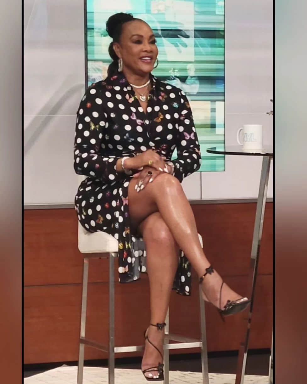 ヴィヴィカ・A・フォックスのインスタグラム：「GM Dawlings! #MonMemories Much LUV to my AMAZING NY press tour family @newyorklivetv @sara_gore @gooddayny @rosannascotto @mikewoodss @biancajasminelawson @siriusxm @dejavuspeaks @parklanenewyork @the.root Hairdresser @_esbi3 BFF @abjcoleman Thankx 4 supporting my NEW show #TheInterogationRoom streaming NOW on @wearefilmrise @Tubi @therokuchannel @amazonfreevee Viv's Rocking @versace Dresses & shoes Thankx @iam.msv @bellofcalifornia blouse & pants @retrofete jumpsuit &  @candyicejewelry Makeup @laniecekingmua Hair @_esbi3 Pix @abjcoleman #LifeIsgood #GodIsGood #Blessed #Respect #Girlpower #VivicaFoxHair #TeamVivica #TeamFox #MyGrindDontStop #LegitimateCareers #BossMoves #LoveWins #Hosts #ClassicBadChicks 🔥👸🏽👸🏻🤴🏾🤑🔥」