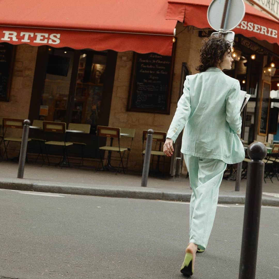 フォルテフォルテさんのインスタグラム写真 - (フォルテフォルテInstagram)「mint and emerald hues light up a fresh and summer breeze; the tweed viscose silk suit unveils a sophisticated and contemporary elegance, enriched by the sparkling and chic allure of the new heeled laminated sandals. discover “starlight” in forte_forte boutiques and in our e–shop. #forte_forte #ss23 #starlight #estate #stars #dreams #rhythm #contemporary #handmade #freedom #energy #nature #poetic #feminine #fluid #passion #madeinitaly」7月3日 22時57分 - forte_forte