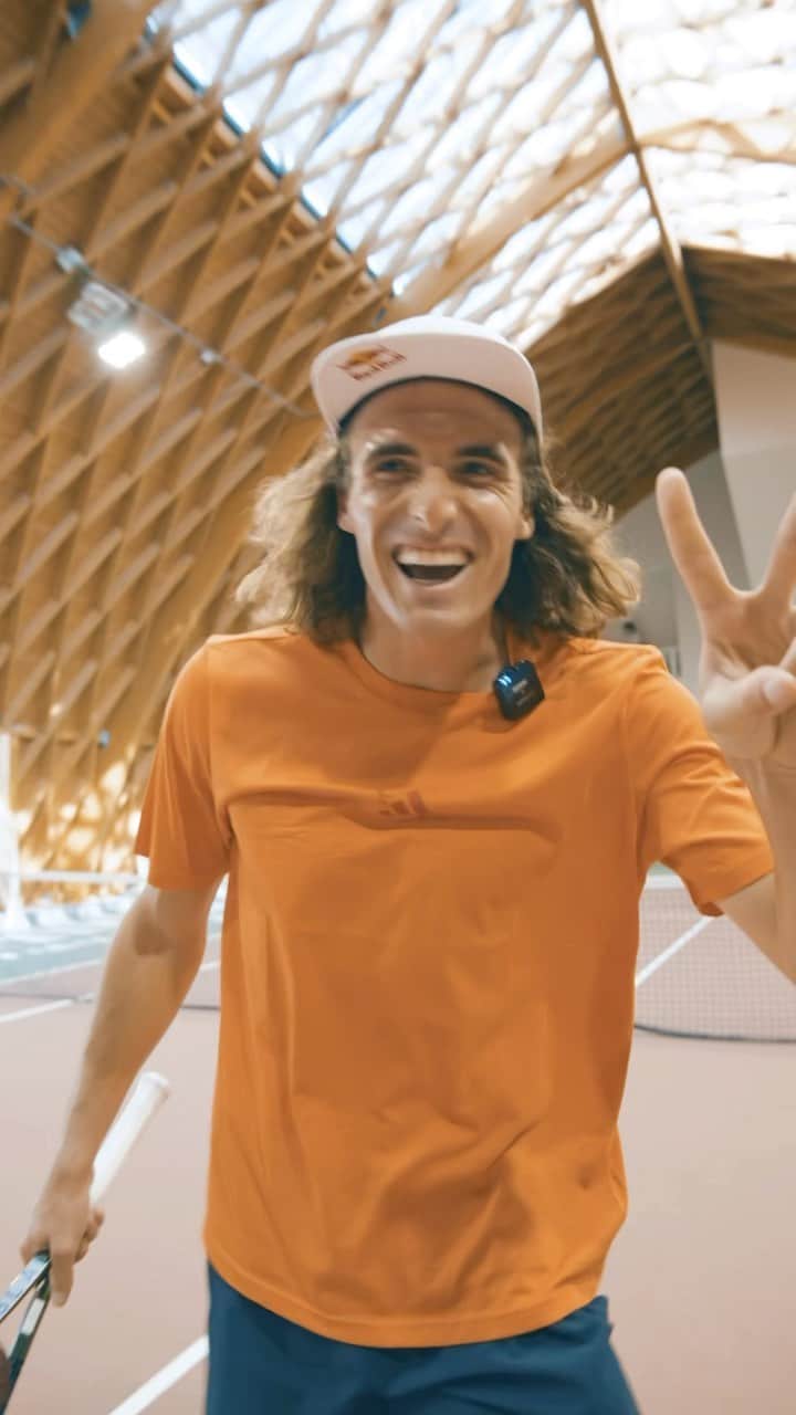 ステファノス・シチパスのインスタグラム：「hitting a coin from 78ft away? say no more 😌  #redbull #givesyouwiiings #tennis #tsitsipas #wimbledon #challenge」