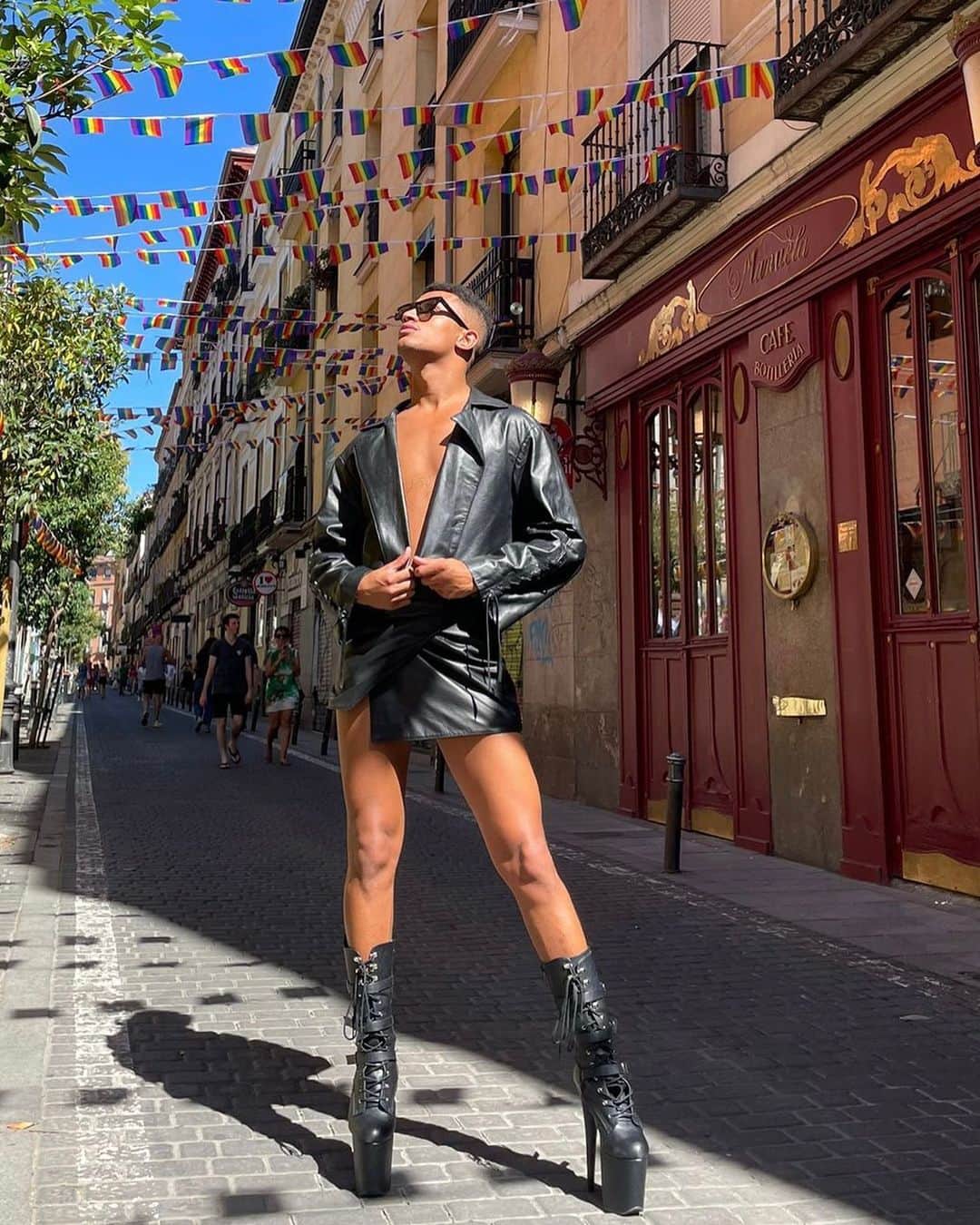 YOOX.COMのインスタグラム：「Spreading joy and solidarity, @tyreece2.0 gathered with people to celebrate #PRIDE at the Madrid parade🏳️‍🌈 🌈💕  They embodied equality and acceptance wearing a vibrant #8byYOOX black leather set. Check out IG Stories to see what happened during the parade!」