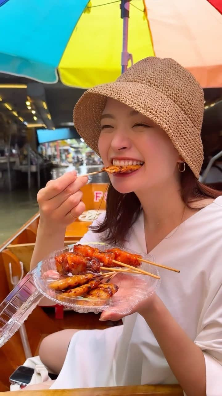 中谷萌のインスタグラム：「食べるシリーズ　in THAILAND 🇹🇭 ②番目の大好物がグリーンカレーなくらい タイ料理を愛してます🤤💗  順番に ①ダムヌンサドゥアク水上マーケットの焼き鳥？的な ②カオマンガイ（めちゃうま。あと三杯いけた） ③パイナップル（塩つけて食べって言われた、スイカに塩つけて食べる的な？やつかな？ちょっとぬるかった） ④プーパッポンカリー（カニと炒り卵のカレー、絶対これは食べる、て決めていった） ⑤トムヤムヌードル（辛いの好きで色んな香辛料入れすぎて元の味わからんくなった。ふっといのめん。） ⑥シンハービール（タイは氷を入れて飲むの！だいすき！顔がひでぇですね！ほんとに美味しい時の顔だ！）  #タイ旅行#バンコク旅行 #バンコク #bangkok」