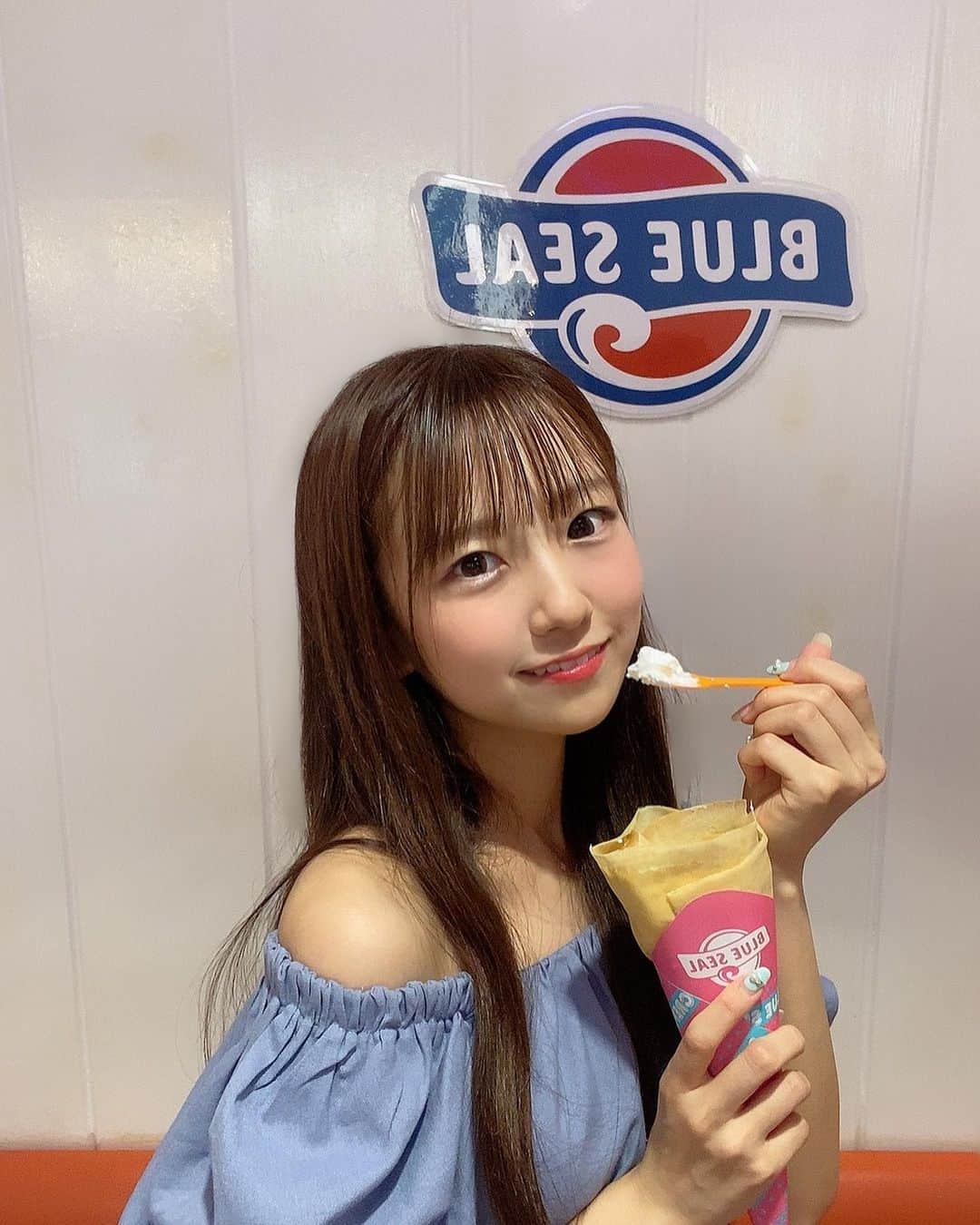 宮脇彩花さんのインスタグラム写真 - (宮脇彩花Instagram)「♡  沖縄でブルーシールアイスでクレープ食べたよ🍨♡  アイスもだけど、生クリームすきい！  ちゃんとちんすこう味のアイス選んだ＾＾💓  #地下アイドル #夏ワンピースコーデ #夏ワンピ #アイドルコーデ #オフショルワンピース #ブルーシールアイスクリーム #バニクル #bunnylacrew」7月3日 23時05分 - ayaka_bunnyla