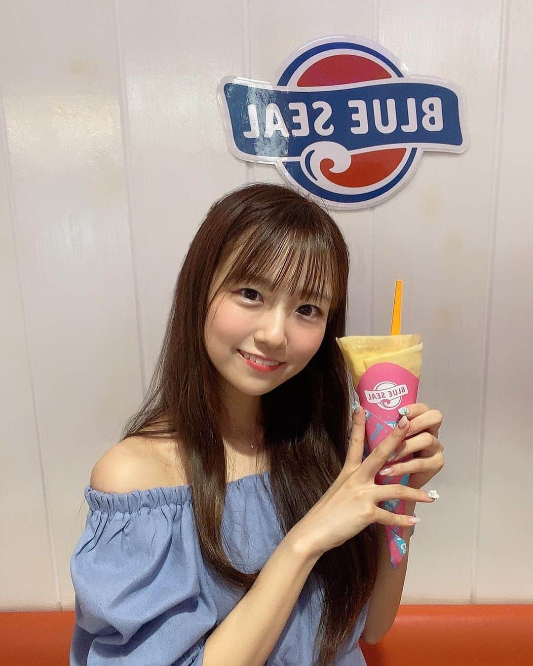 宮脇彩花さんのインスタグラム写真 - (宮脇彩花Instagram)「♡  沖縄でブルーシールアイスでクレープ食べたよ🍨♡  アイスもだけど、生クリームすきい！  ちゃんとちんすこう味のアイス選んだ＾＾💓  #地下アイドル #夏ワンピースコーデ #夏ワンピ #アイドルコーデ #オフショルワンピース #ブルーシールアイスクリーム #バニクル #bunnylacrew」7月3日 23時05分 - ayaka_bunnyla