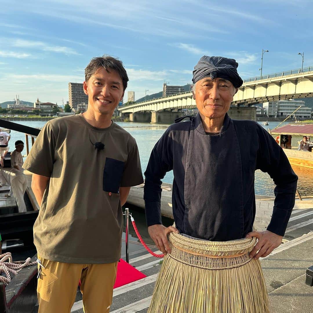 のインスタグラム：「・ 昨日から岐阜・長良川に行って 鵜飼を見てきました♪  この時期、舟の上は 涼しい風が通って気持ち良く。  伝統漁法は見るだけでなく 食べても鮎が絶品で。  他にも美濃和紙を使った 岐阜和傘や水うちわ、 そして織田信長の岐阜城と 魅力いっぱいでした。  新大阪から1時間半かからない、 ってそんな近かったんですね。  #mbs #よんチャンtv  #毎日生中継 #山ちゃん中継 #鵜飼　#長良川鵜飼  #岐阜和傘　#水うちわ #岐阜城　#織田信長  #河ちゃん&のじ復活♪」