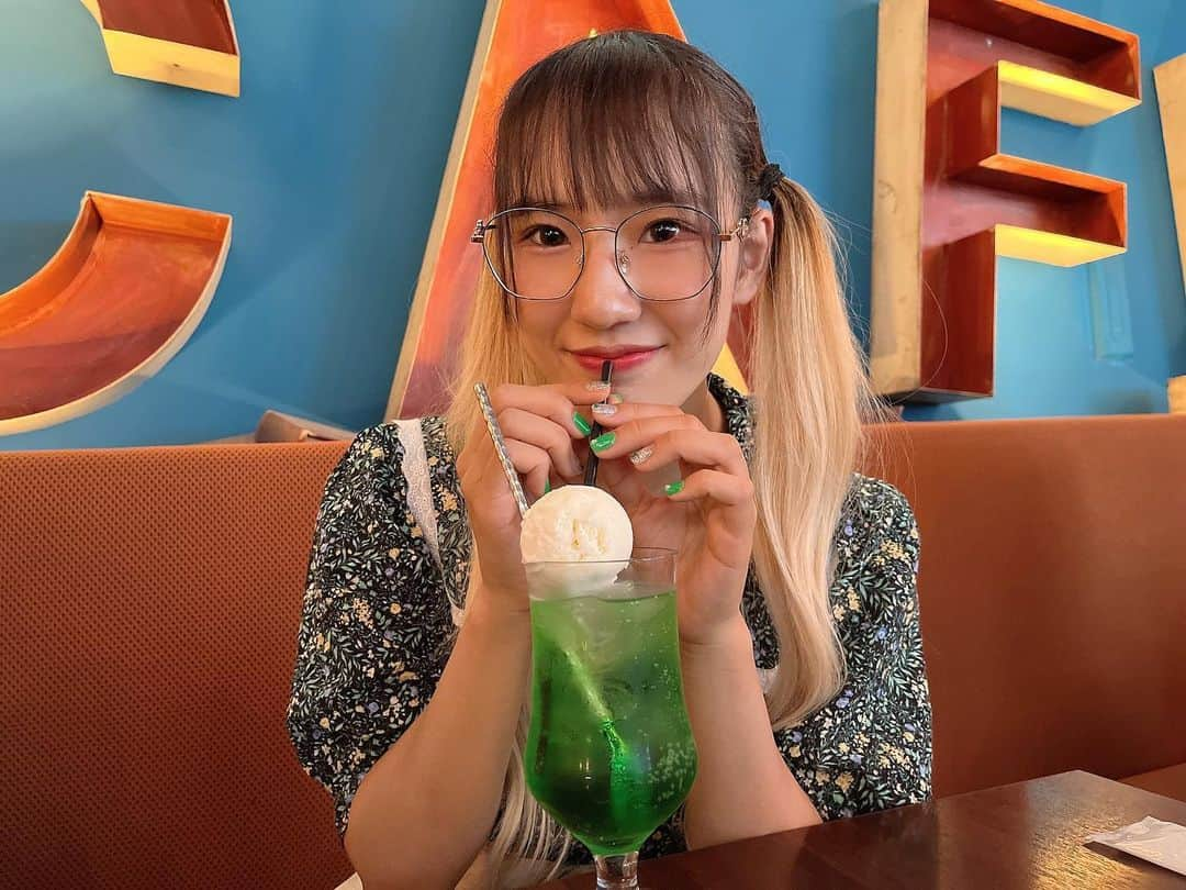 蒼井乃々愛さんのインスタグラム写真 - (蒼井乃々愛Instagram)「メロンソーダとネイルの緑がいい感じ💚💚  #IDOL #アイドル #仮面女子 #みどり #green #cafe #宇田川カフェ #ツインテール #メガネ女子 #メロンソーダ #follow #followｍe #fyp」7月3日 23時16分 - aoi_nonoa