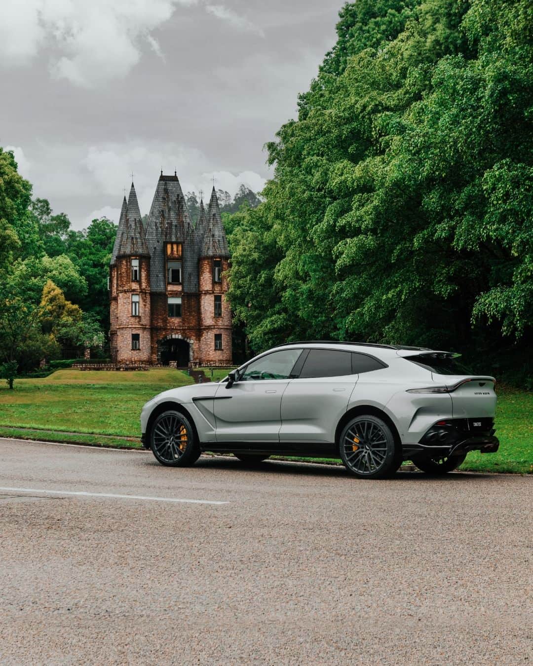 アストンマーチンのインスタグラム：「An unmissable trio in their element.  #AstonMartin #INTENSITYDRIVEN」