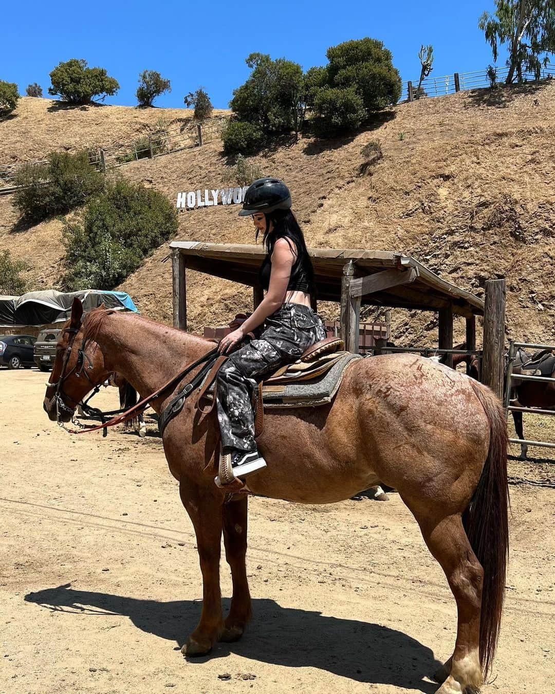 サラヤ・ジェイド・ベヴィスさんのインスタグラム写真 - (サラヤ・ジェイド・ベヴィスInstagram)「Had so much fun getting back on a horse again. It’s been years and I missed it alot! 🥹 Thanks to @taylorey and @raquellie arranging it! A lovely surprise 💛」7月3日 23時16分 - saraya