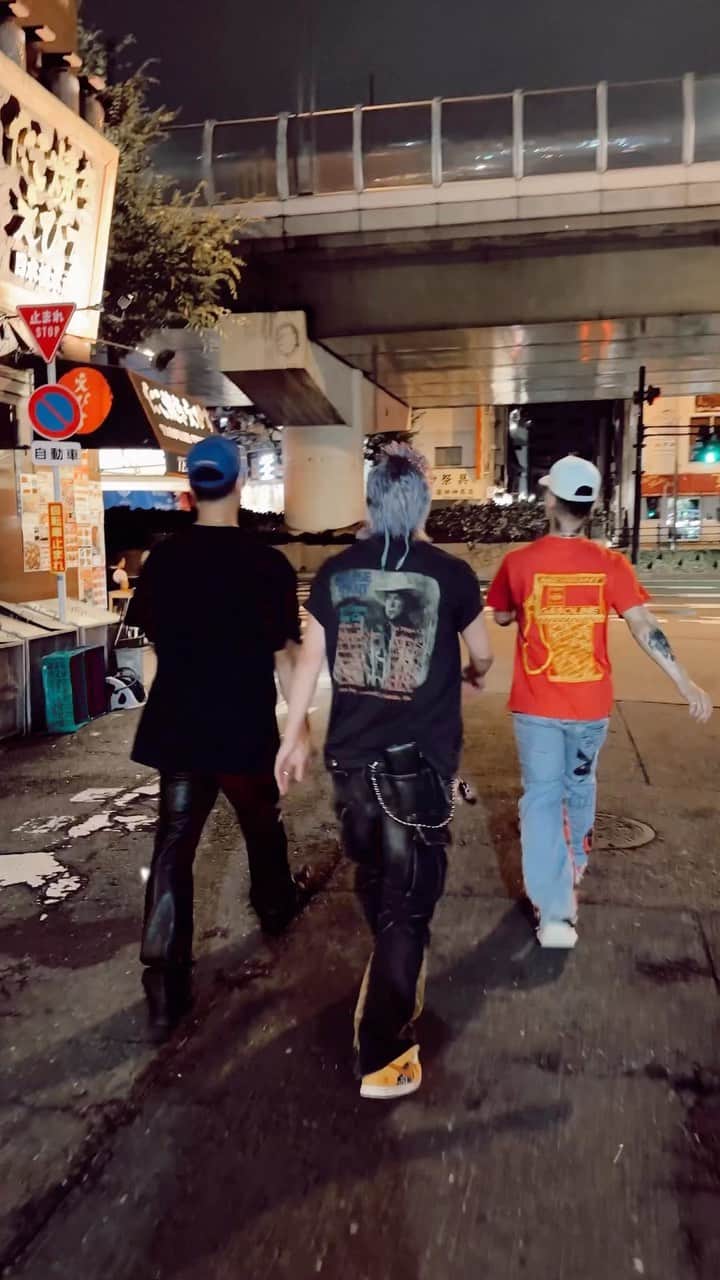 MABU（マブ）のインスタグラム：「大阪の街でも"TOKYO"が何故か合う🗼🤝🐯 みんな聴いてくれた？？🙋‍♂️  🎥 by @djmaru_tpp  そして @midnightlonelyboy の新作が可愛い❤️‍🩹」