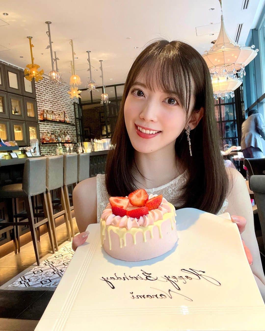 西川七海のインスタグラム：「7月3日ということでついに30歳になってしまいました🎂 こんなにかわいいケーキでお祝いしてもらったよ〜☺️ 気負わず焦らず自分らしく30代も楽しもう☺︎  #mybirthday  #変わらずお祝いくれる方みんなみんなありがとう🎂」