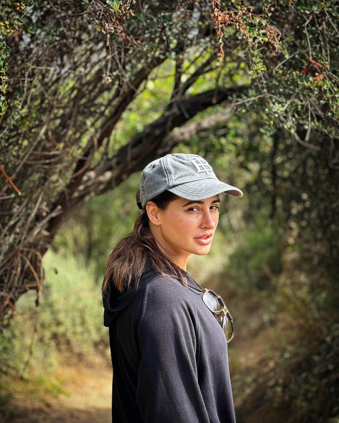 Nargis Fakhri のインスタグラム：「All good things are wild and free.  . . . . 📸 @samosastories  . #nature #naturephotography #portraitphotography #portrait #inthemoment #nofilter #allnatural #hiking #temescalcanyon #californiaadventure」
