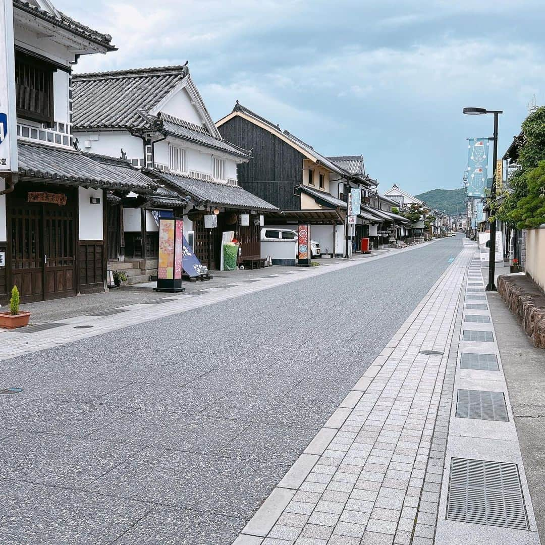 三宅裕貴さんのインスタグラム写真 - (三宅裕貴Instagram)「矢掛町で小一時間の時間があったので、 江戸時代の宿場町の面影を残す矢掛町 を散策して撮影しました。  やかげ観光案内所の外に『クリームソーダin矢掛』の看板とクリームソーダ色のベンチがあったので、座って撮影しました。 イメージは、相方待ちのストレッチ中です。(三脚さんしか居ないけど。)  やかげ観光案内所の看板を撮影して載せました。  矢掛町の景色を撮影して載せました。電信柱が無く、地中に電線があるそうで、昔ながらの景色を残して広々していました。  おもてなし駐車場を撮影して載せました。江戸時代の様な壁面とデザインとカラーの駐車場でした。  自販機、ペットボトルとカンの回収箱が、江戸時代の様なデザインだったので、撮影して載せました。(おっ！って、楽しくなってくる。)  矢掛町の店舗前によくある照明が、和でおしゃれだったので、撮影して載せました。  トマト銀行に県外の人がびっくりするかもと思って、トマト銀行と矢掛町を撮影して載せました。  江戸時代の宿場町の面影を残す矢掛町にまた伺います。  #矢掛町 #yakagecho #矢掛 #宿場町 #江戸時代 #edoperiod  #江戸  #クリームソーダin矢掛  #クリームソーダ #creamsoda  #岡山ポートレートモデル (プライベート) #岡山ポートレート #岡山ポトレ #メンズポートレートモデル  #メンズポートレート #ポートレートモデル #ポートレート  #フリーランスモデル  #フリーモデル #読者モデル #岡山メンズモデル #メンズモデル #男性モデル #岡山モデル #モデル #岡山 #プライベート #private」7月3日 23時34分 - yuhkimiyakeevo