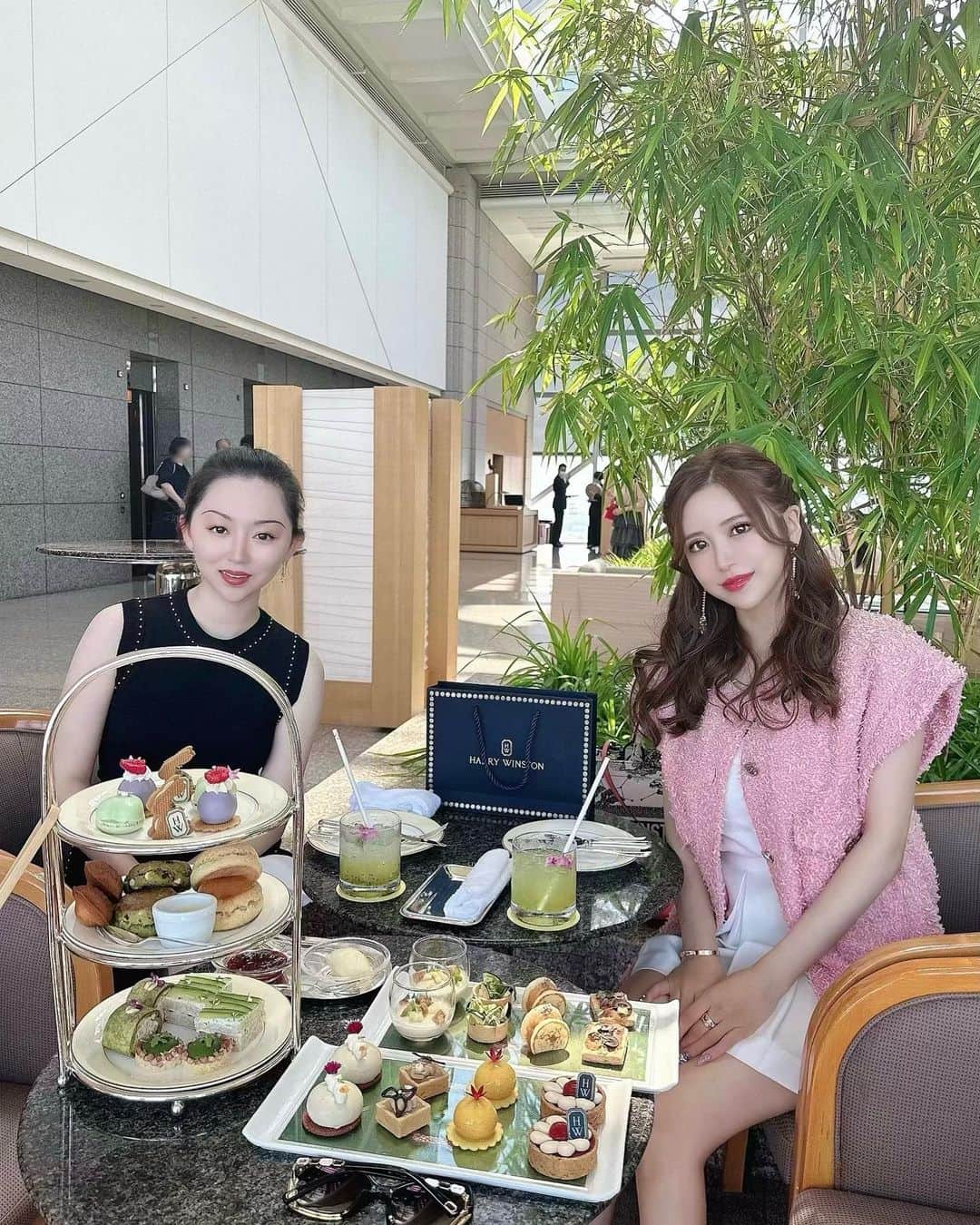 伴かなみのインスタグラム：「アイリスとアフタヌーンティー🫖💕 次はお鮨🍣行くの楽しみ🥺🥺 ⁡ ⁡」