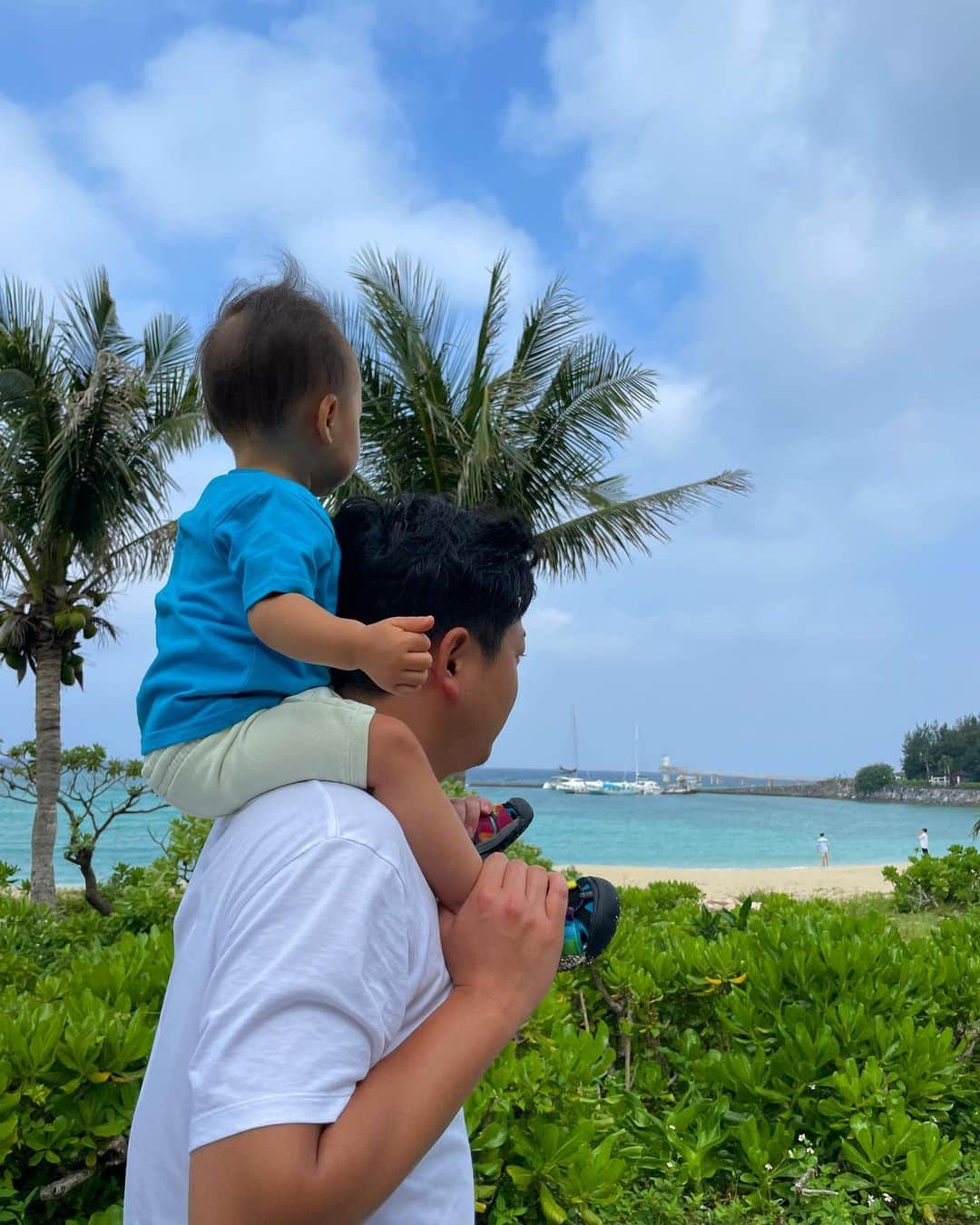 菊池沙都さんのインスタグラム写真 - (菊池沙都Instagram)「Family trip in Okinawa 🌺  🍍#パイナップルパーク 乗り物に乗れて笑空も楽しそうでした👶🏼💙 子供が楽しむ場所と思ったら、ワイナリーやブランデーの蒸留所もあり大人も楽しめました🍷🥃❤️  🐟#海中展望塔 散歩したついでにぷらっと寄ってみたけど… 想像以上に良くて笑空も興奮してた🤩✨  🍺#かふぅ 沖縄に行ったら必ず行くここ。 豚しゃぶが美味しくて、長ネギの切り方が超好みで我が家の鍋は同じ切り方🫕  🍺#海物語 ご飯の種類も多いのと なんたって沖縄民謡歌ってくれるので、みんなで盛り上なって泣けるすてきなお店。  #ザリッツカールトン沖縄 #theritzcarlton#ritzkids #theritzcarltonokinawa #沖縄#沖縄旅行 #子連れ旅行#沖縄子連れ旅行 #旅行記#私の旦那さん#wakuwakudays」7月3日 23時32分 - satochin30