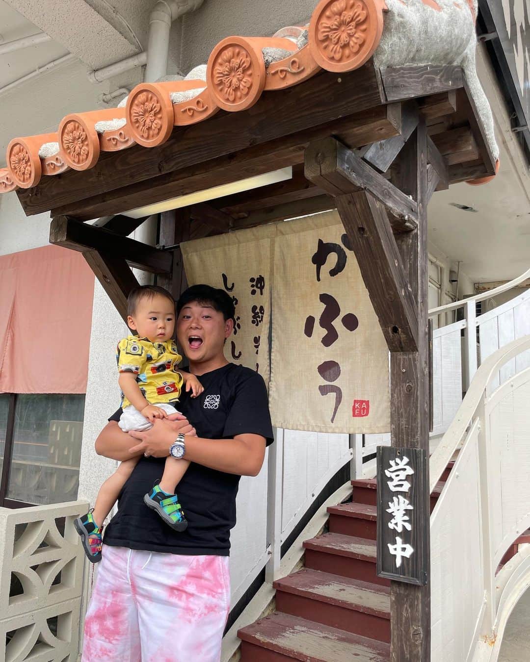 菊池沙都さんのインスタグラム写真 - (菊池沙都Instagram)「Family trip in Okinawa 🌺  🍍#パイナップルパーク 乗り物に乗れて笑空も楽しそうでした👶🏼💙 子供が楽しむ場所と思ったら、ワイナリーやブランデーの蒸留所もあり大人も楽しめました🍷🥃❤️  🐟#海中展望塔 散歩したついでにぷらっと寄ってみたけど… 想像以上に良くて笑空も興奮してた🤩✨  🍺#かふぅ 沖縄に行ったら必ず行くここ。 豚しゃぶが美味しくて、長ネギの切り方が超好みで我が家の鍋は同じ切り方🫕  🍺#海物語 ご飯の種類も多いのと なんたって沖縄民謡歌ってくれるので、みんなで盛り上なって泣けるすてきなお店。  #ザリッツカールトン沖縄 #theritzcarlton#ritzkids #theritzcarltonokinawa #沖縄#沖縄旅行 #子連れ旅行#沖縄子連れ旅行 #旅行記#私の旦那さん#wakuwakudays」7月3日 23時32分 - satochin30
