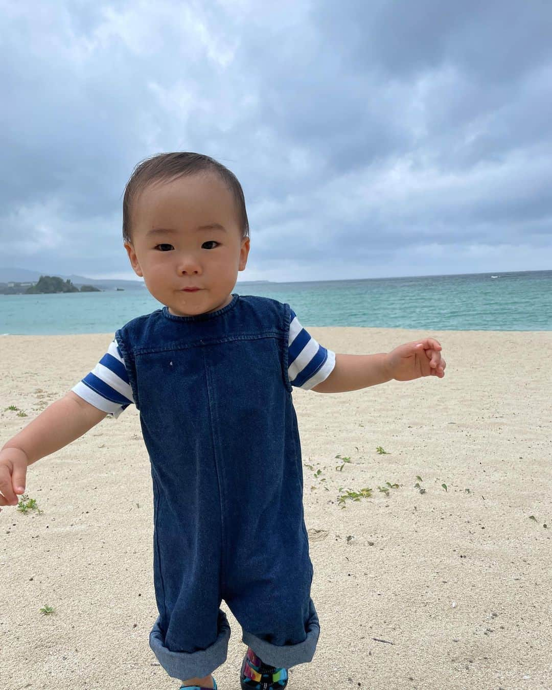 菊池沙都さんのインスタグラム写真 - (菊池沙都Instagram)「Family trip in Okinawa 🌺  🍍#パイナップルパーク 乗り物に乗れて笑空も楽しそうでした👶🏼💙 子供が楽しむ場所と思ったら、ワイナリーやブランデーの蒸留所もあり大人も楽しめました🍷🥃❤️  🐟#海中展望塔 散歩したついでにぷらっと寄ってみたけど… 想像以上に良くて笑空も興奮してた🤩✨  🍺#かふぅ 沖縄に行ったら必ず行くここ。 豚しゃぶが美味しくて、長ネギの切り方が超好みで我が家の鍋は同じ切り方🫕  🍺#海物語 ご飯の種類も多いのと なんたって沖縄民謡歌ってくれるので、みんなで盛り上なって泣けるすてきなお店。  #ザリッツカールトン沖縄 #theritzcarlton#ritzkids #theritzcarltonokinawa #沖縄#沖縄旅行 #子連れ旅行#沖縄子連れ旅行 #旅行記#私の旦那さん#wakuwakudays」7月3日 23時32分 - satochin30