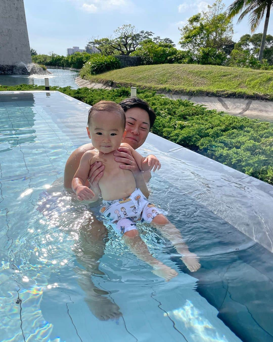 菊池沙都さんのインスタグラム写真 - (菊池沙都Instagram)「Family trip in Okinawa 🌺  🍍#パイナップルパーク 乗り物に乗れて笑空も楽しそうでした👶🏼💙 子供が楽しむ場所と思ったら、ワイナリーやブランデーの蒸留所もあり大人も楽しめました🍷🥃❤️  🐟#海中展望塔 散歩したついでにぷらっと寄ってみたけど… 想像以上に良くて笑空も興奮してた🤩✨  🍺#かふぅ 沖縄に行ったら必ず行くここ。 豚しゃぶが美味しくて、長ネギの切り方が超好みで我が家の鍋は同じ切り方🫕  🍺#海物語 ご飯の種類も多いのと なんたって沖縄民謡歌ってくれるので、みんなで盛り上なって泣けるすてきなお店。  #ザリッツカールトン沖縄 #theritzcarlton#ritzkids #theritzcarltonokinawa #沖縄#沖縄旅行 #子連れ旅行#沖縄子連れ旅行 #旅行記#私の旦那さん#wakuwakudays」7月3日 23時32分 - satochin30