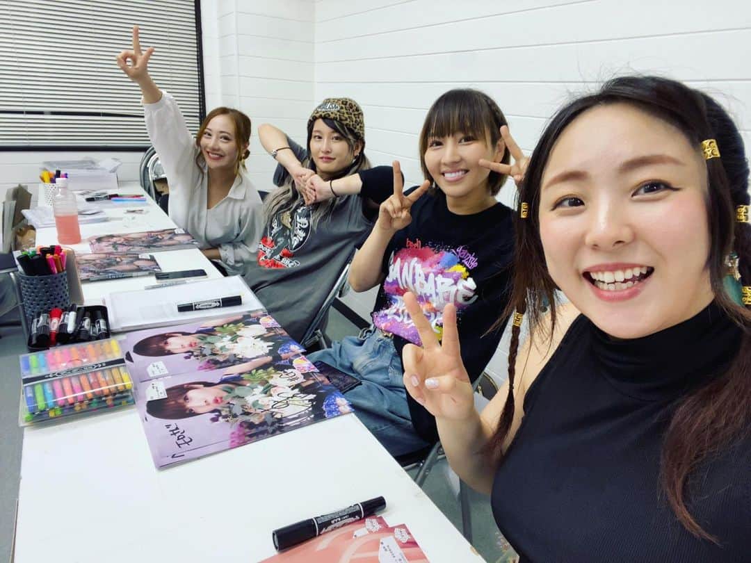 のインスタグラム：「オンラインサイン会開催出来るの嬉しい 💛❤️💙💜  #まなせゆうな #プロレス #ぽちゃじょ #ぽわじょ #グラマープリンセス #yunamanase #prowrestler  #prowrestling #realsize #plussize #midsize #wellness  #chubby #mybodymyrules #bopo #BodyNeutrality #ガンプロ #ガンジョ #GanPro #GanJo」