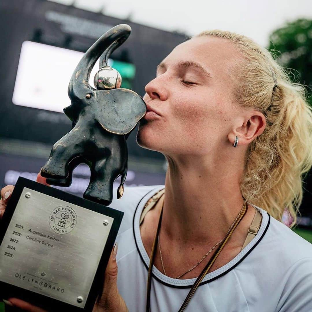 オーレリンガードさんのインスタグラム写真 - (オーレリンガードInstagram)「Congratulation to tennis player @siniakovakaterina who claimed the winner title at @badhomburgopen 2023🎾The Elephant trophy is now yours 🐘🏆 Swipe to see celebration moment with CEO @solynggaard and also previous lucky winners.  The Elephant trophy is inspired by the iconic pendant designed by Ole Lynggaard, and is casted from a raw piece of bronze for this tournament.  #BadHomburgOpen #OleLynggaardCopenhagen」7月3日 23時47分 - olelynggaardcopenhagen