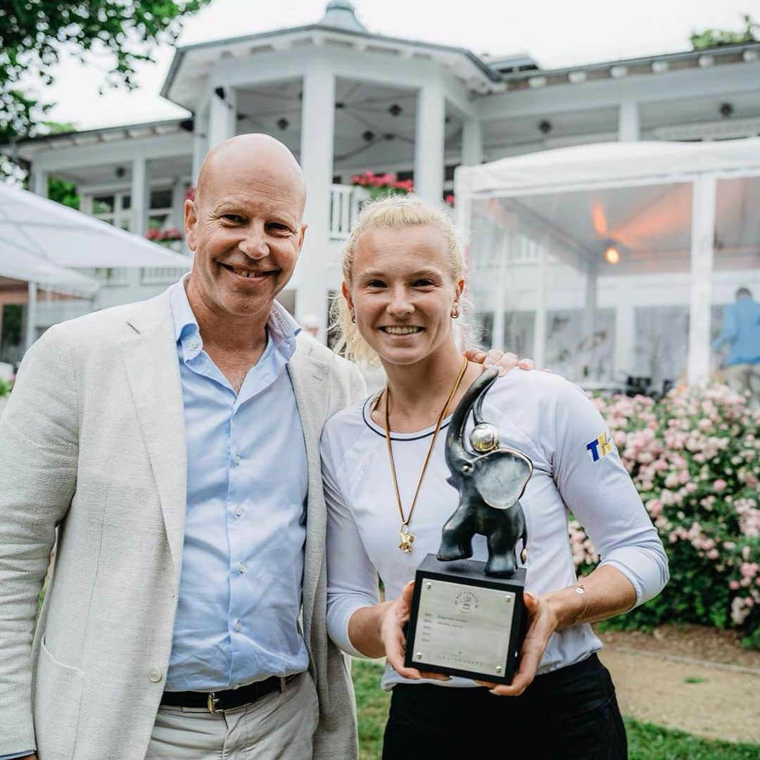 オーレリンガードさんのインスタグラム写真 - (オーレリンガードInstagram)「Congratulation to tennis player @siniakovakaterina who claimed the winner title at @badhomburgopen 2023🎾The Elephant trophy is now yours 🐘🏆 Swipe to see celebration moment with CEO @solynggaard and also previous lucky winners.  The Elephant trophy is inspired by the iconic pendant designed by Ole Lynggaard, and is casted from a raw piece of bronze for this tournament.  #BadHomburgOpen #OleLynggaardCopenhagen」7月3日 23時47分 - olelynggaardcopenhagen