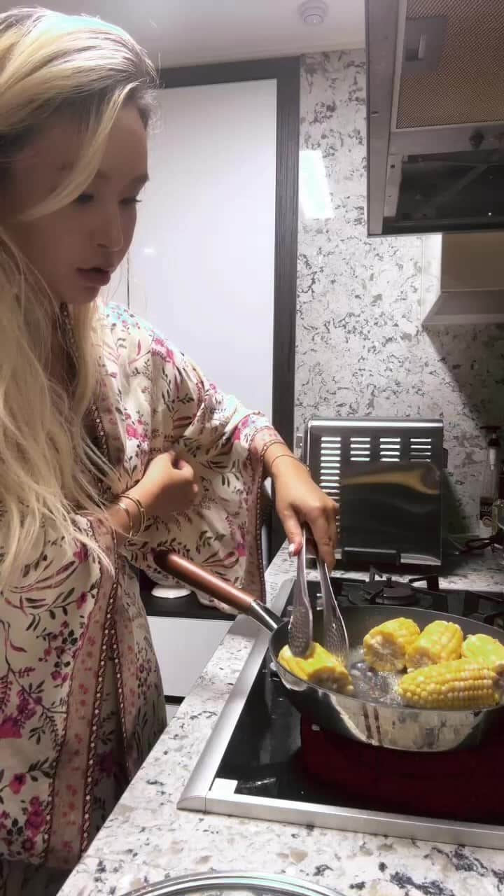 ペ・ユンジョンのインスタグラム：「마약옥수수만들고 먹방🌽」