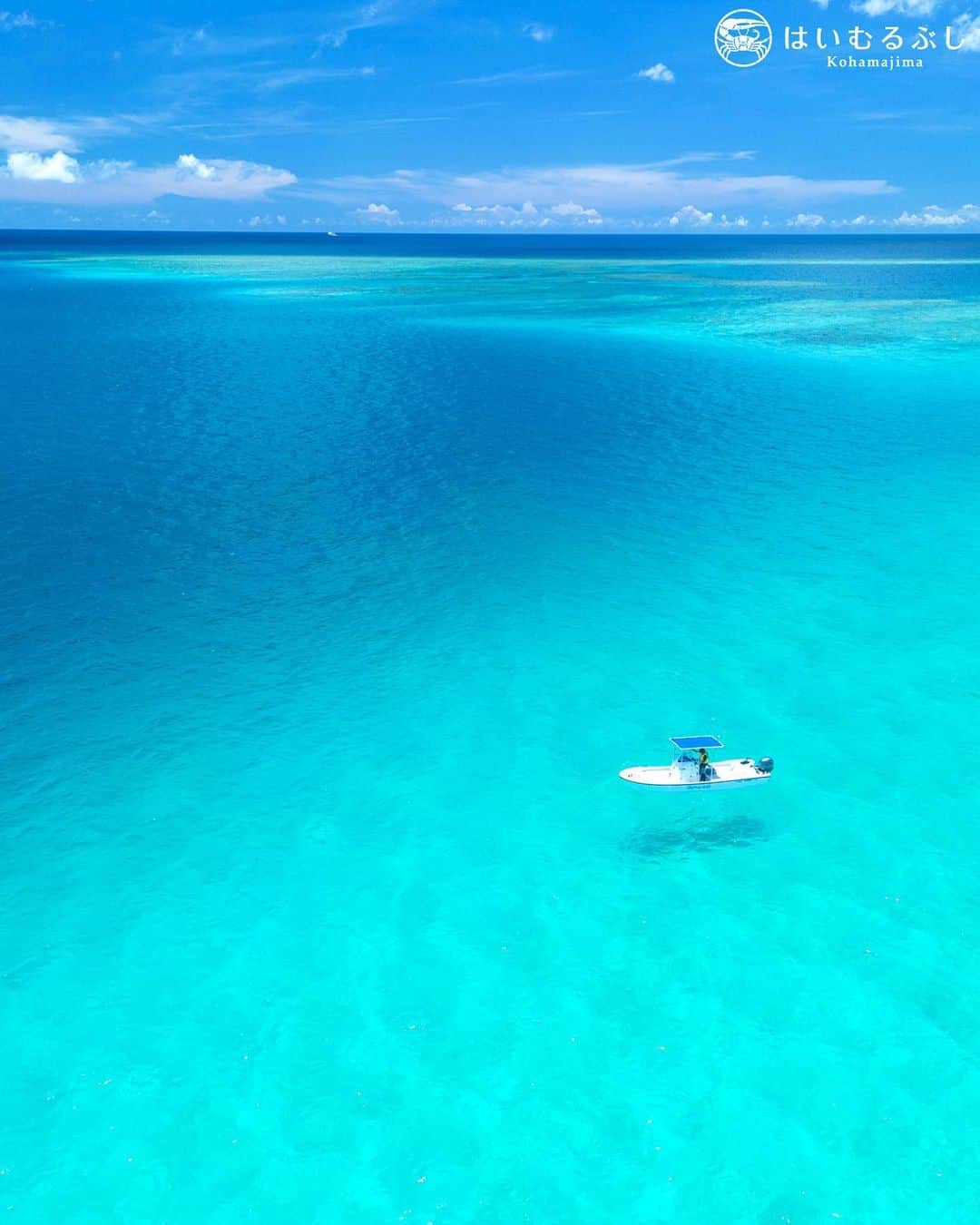 HAIMURUBUSHI はいむるぶしのインスタグラム：「小浜島・はいむるぶしから癒しの風景をお届けします。 青空を映すサンゴ礁の海… ここは日本最南端の国立公園内の美しい海。 石垣島と西表島に広がる国内最大のサンゴ礁「石西礁湖=せきせいしょうこ」。 白い砂地の遠浅の海では宙に浮いたような幻想的な光景に出逢うことができます。 #沖縄 #八重山諸島 #離島 #青 #サンゴ礁 #海 #夏 #旅行 #鳩間島 #小浜島 #リゾート #ホテル #はいむるぶし  #japan #okinawa #island #blue #sea #lagoon #beautiful #scenery #summer #vacation #resort #hotel #haimurubushi」