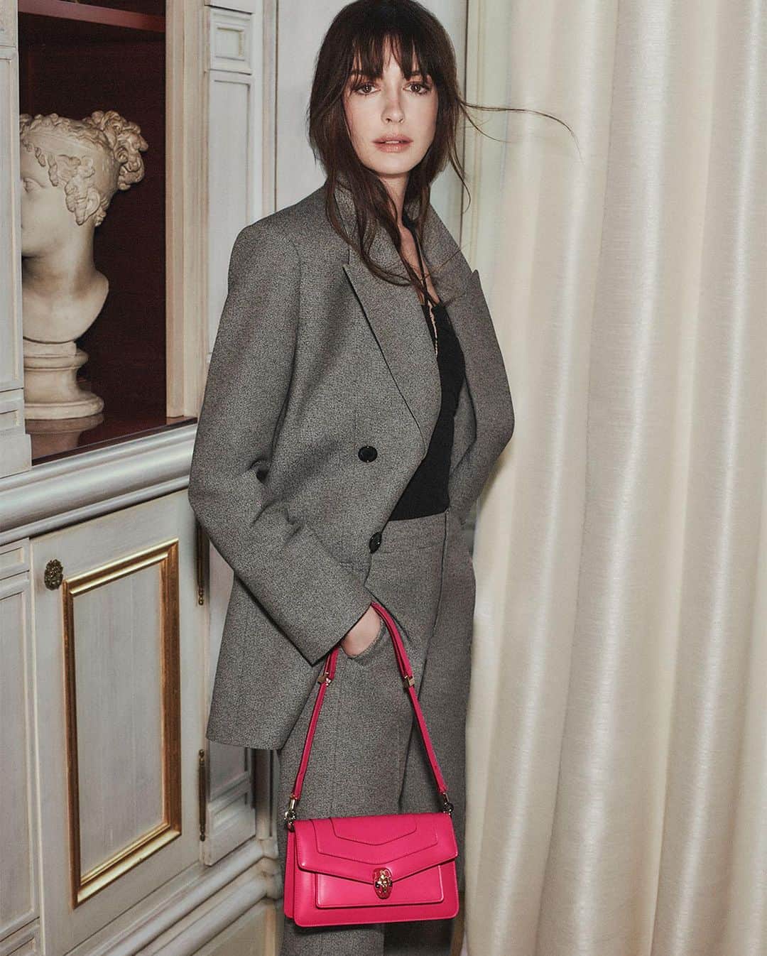 アン・ハサウェイさんのインスタグラム写真 - (アン・ハサウェイInstagram)「Grazie mille to my @bulgari family and @chriscolls for the joyful collaboration on the new accessories campaign! 💖 🕶️ ✨  Photography by @chriscolls  Video by @phixfilm」7月4日 0時01分 - annehathaway