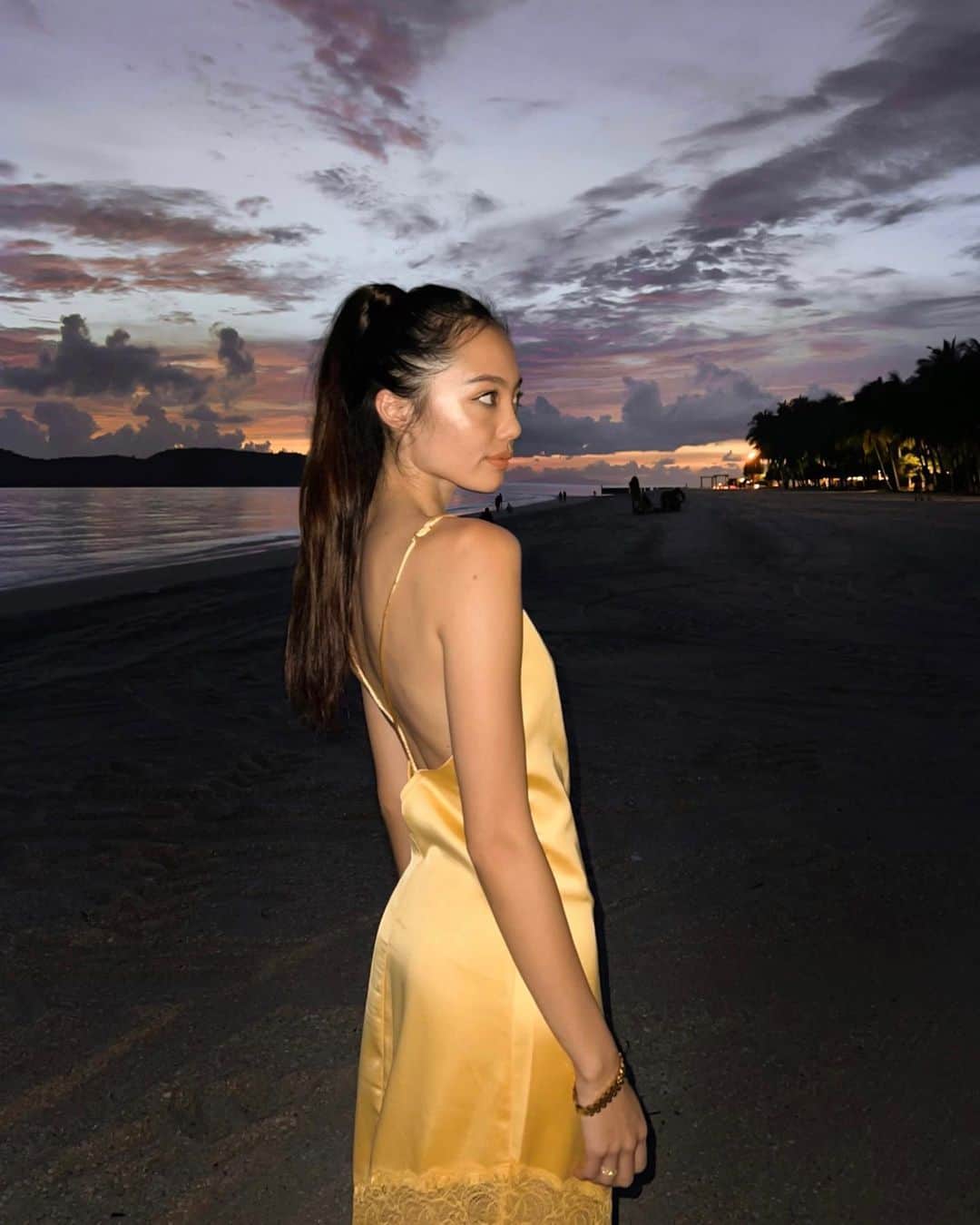 佐藤マクニッシュ怜子のインスタグラム：「🐱💛🌙 you can’t always wait for the perfect time. sometimes you have to dare to do it because life is too short to dwindle what could’ve been.」