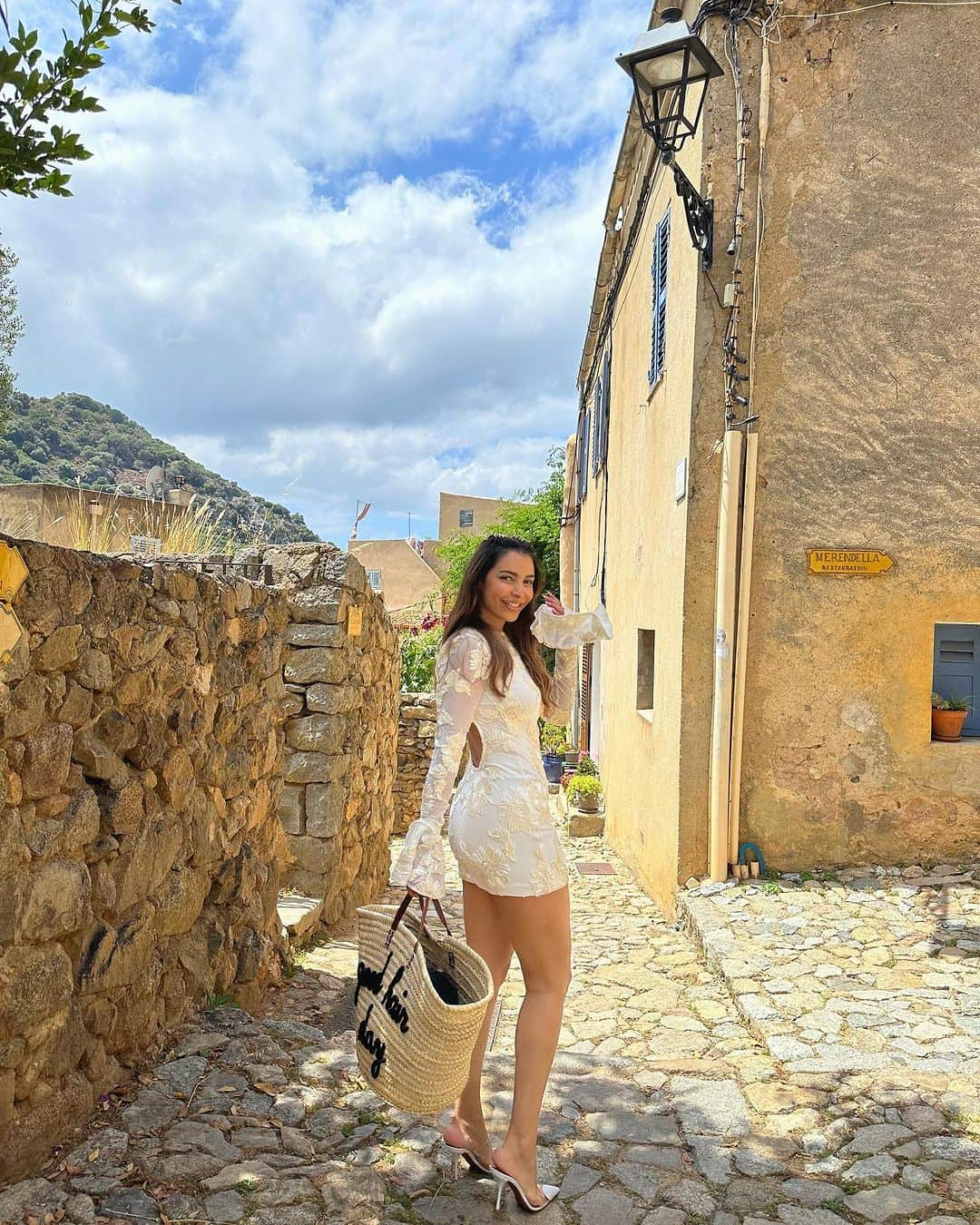 sananasさんのインスタグラム写真 - (sananasInstagram)「Pigna 🧺🌸La Corse me coupe le souffle, c’est tellement joli. Je me serais bien cachée dans les ruelles pour qu’on m’oublie mais j’étais trop en galère avec mes talons. On m’aurait vite rattrapée donc j’ai laissé tomber l’idée🤦🏻‍♀️On en parle de cette petite boîte aux lettres jaune ? 🥹 Ou je m’émerveille pour un rien ? 🤔😅  Outfit check ✖️ Robe @rotatebirgerchristensen  Mules @maisonalaia   #pigna  #PignaCorse」7月4日 0時09分 - sananas2106