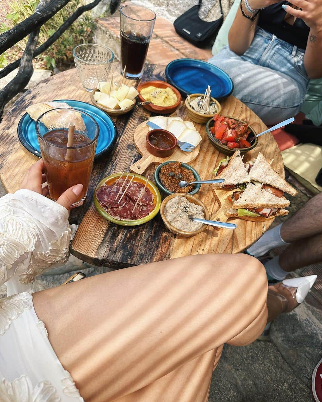 sananasさんのインスタグラム写真 - (sananasInstagram)「Pigna 🧺🌸La Corse me coupe le souffle, c’est tellement joli. Je me serais bien cachée dans les ruelles pour qu’on m’oublie mais j’étais trop en galère avec mes talons. On m’aurait vite rattrapée donc j’ai laissé tomber l’idée🤦🏻‍♀️On en parle de cette petite boîte aux lettres jaune ? 🥹 Ou je m’émerveille pour un rien ? 🤔😅  Outfit check ✖️ Robe @rotatebirgerchristensen  Mules @maisonalaia   #pigna  #PignaCorse」7月4日 0時09分 - sananas2106