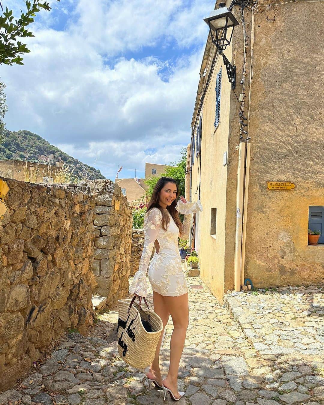 sananasのインスタグラム：「Pigna 🧺🌸La Corse me coupe le souffle, c’est tellement joli. Je me serais bien cachée dans les ruelles pour qu’on m’oublie mais j’étais trop en galère avec mes talons. On m’aurait vite rattrapée donc j’ai laissé tomber l’idée🤦🏻‍♀️On en parle de cette petite boîte aux lettres jaune ? 🥹 Ou je m’émerveille pour un rien ? 🤔😅  Outfit check ✖️ Robe @rotatebirgerchristensen  Mules @maisonalaia   #pigna  #PignaCorse」