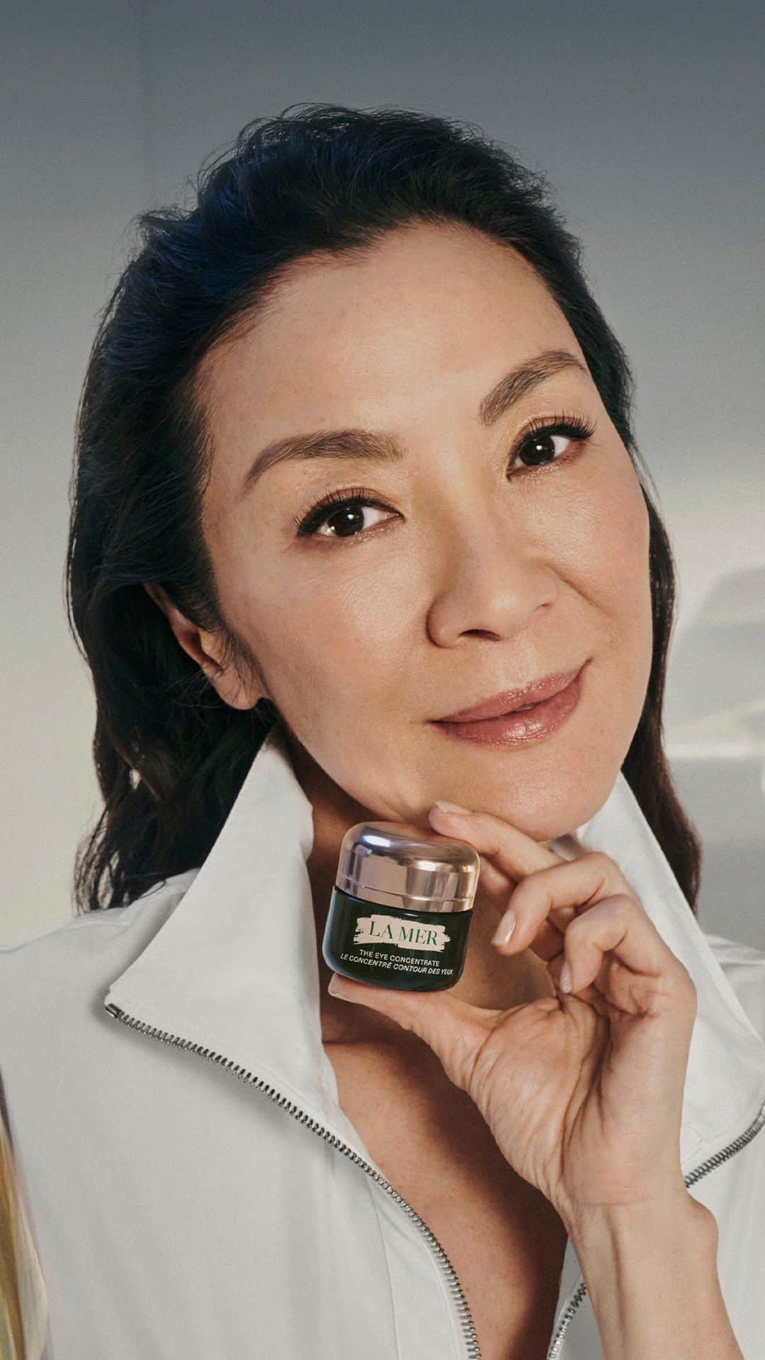 ドゥラメールのインスタグラム：「What’s @michelleyeoh_official’s secret to bright eyes? The Eye Concentrate, our most adored eye cream. Embrace the beauty of hydrated, visibly soothed, and delicate skin around your eyes.  #LaMer #LaMerSkincare #TheEyeConcentrate」