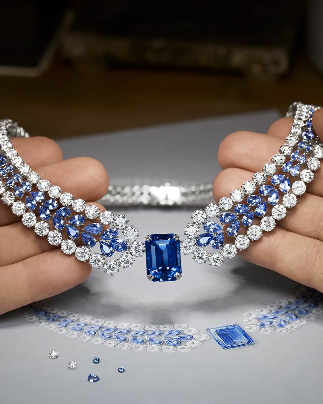 ハリー・ウィンストンのインスタグラム：「Throughout the 1950s and ’60s, Mr. Winston created many bespoke sapphire pieces for royals, who cherished them for their velvety-blue hue and symbolism. With a stunning 25.02 carat octagonal-cut sapphire, the Viscountess Necklace lets the majesty of the treasured precious gemstone take the lead. Discover jewels of regal refinement by tapping the link in bio. #HarryWinston #WinstonHighJewelry」