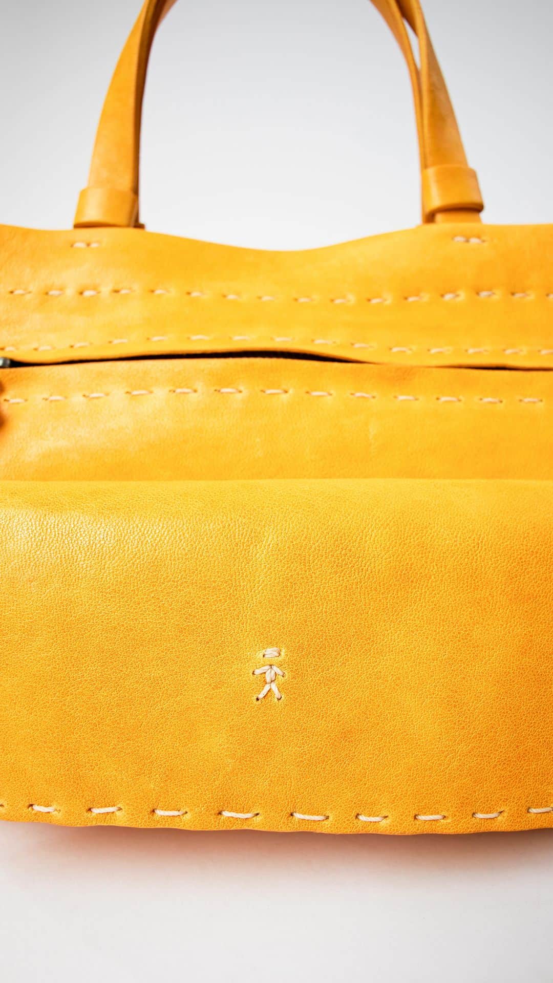エンリーベグリンのインスタグラム：「Cutting edge design, harmony and contrast.  Tap the link in bio for more   #summerdays #henrybeguelin #yellow #springsummer」