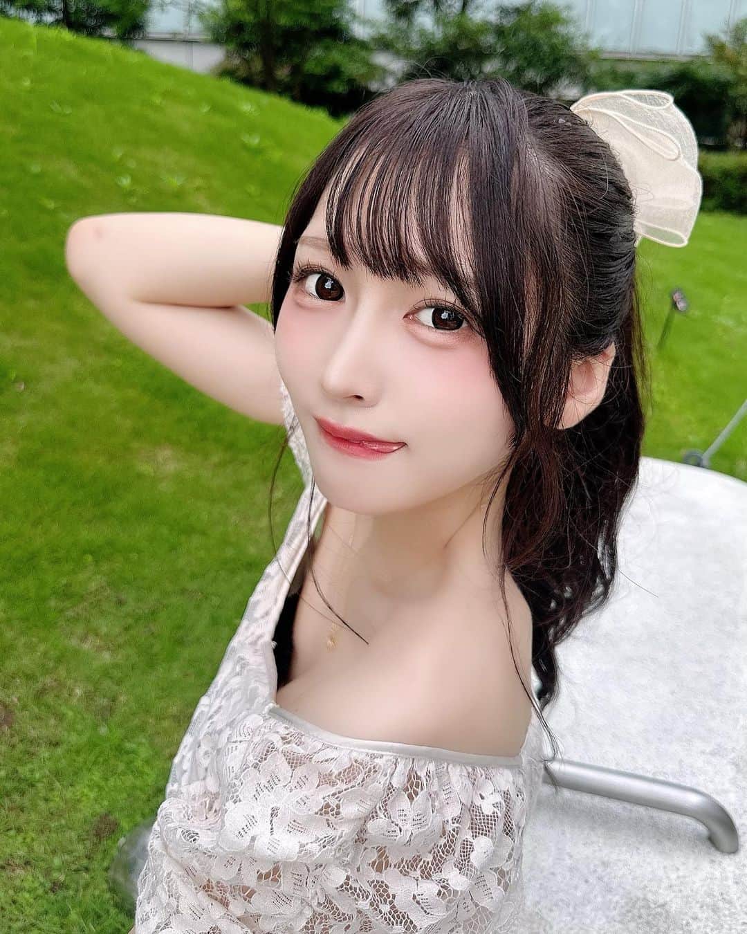 真崎千波のインスタグラム：「🤍🍼 * 真っ白なワンピース着てる女の子すき？ * #ポニーテール #ポニーテール女子 #ヘアアレンジ #サロンモデル #サロモ #リボンアレンジ #地下アイドル #アイドル #grl #grlコーデ #japanese #japanesegirl #japaneseidol #idol」