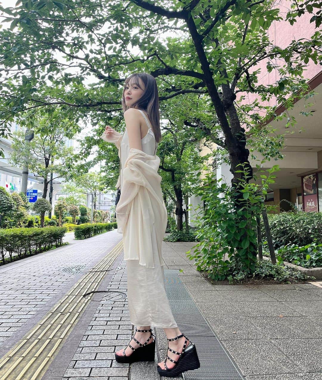 鳥海絢菜のインスタグラム：「・ キャミソールワンピース🤍 ・ ・ アイボリー✖️ゴールドの組み合わせｶﾜｲｲ~~~♡ ・ ・ ・ ・ #snidel #valentino #ootd #fashion #onepiece #selfie #korean #サンダル #他撮り」