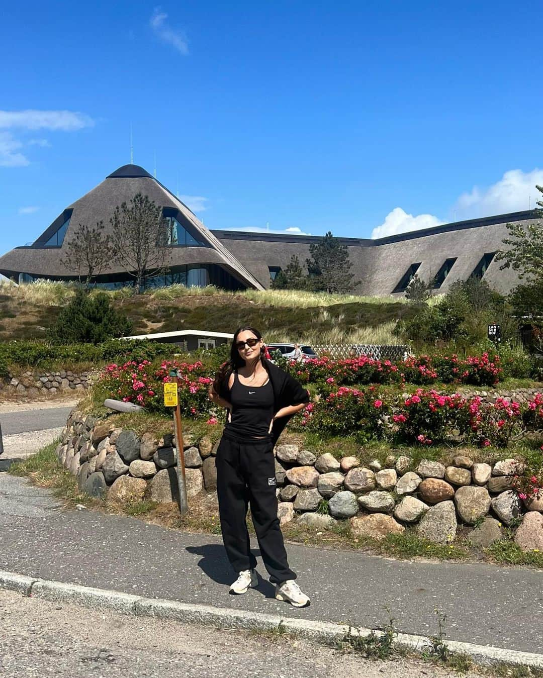 Kirsty Godsoさんのインスタグラム写真 - (Kirsty GodsoInstagram)「Went to a controlled environment to stop being in control 😂 and I honestly couldn’t be more thankful to @lanserhof and @julianasalazar for the most incredible week 🥰✨ We went all the away to Lanserhof Sylt in Germany to try something completely different.   I didn’t have any goals with my body, rather to rest my mind and fully give in to experiencing life away from my usual work, routines and habits. The first 2.5 days were a hard adjustment to slow down and turn off energy dealer mode but then I fell into a calm, tranquil state and felt so much happiness.   We ate an alkaline based diet with one therapeutic espresso a day. I definitely noticed my body adjust and enjoy the different program to cleanse, rest and not hurry life or chewing 😂  I am beyond thankful for this experience and excited to carry on my learnings as I assimilate back into my regular surroundings. Sanity walks definitely hit different in Sylt 🤍」7月4日 0時16分 - kirstygodso