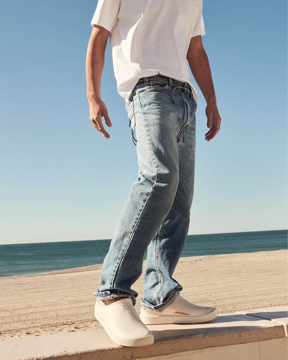 ハンターブーツのインスタグラム：「From the boardwalk to the beach in our Bloom Clog 🌊」