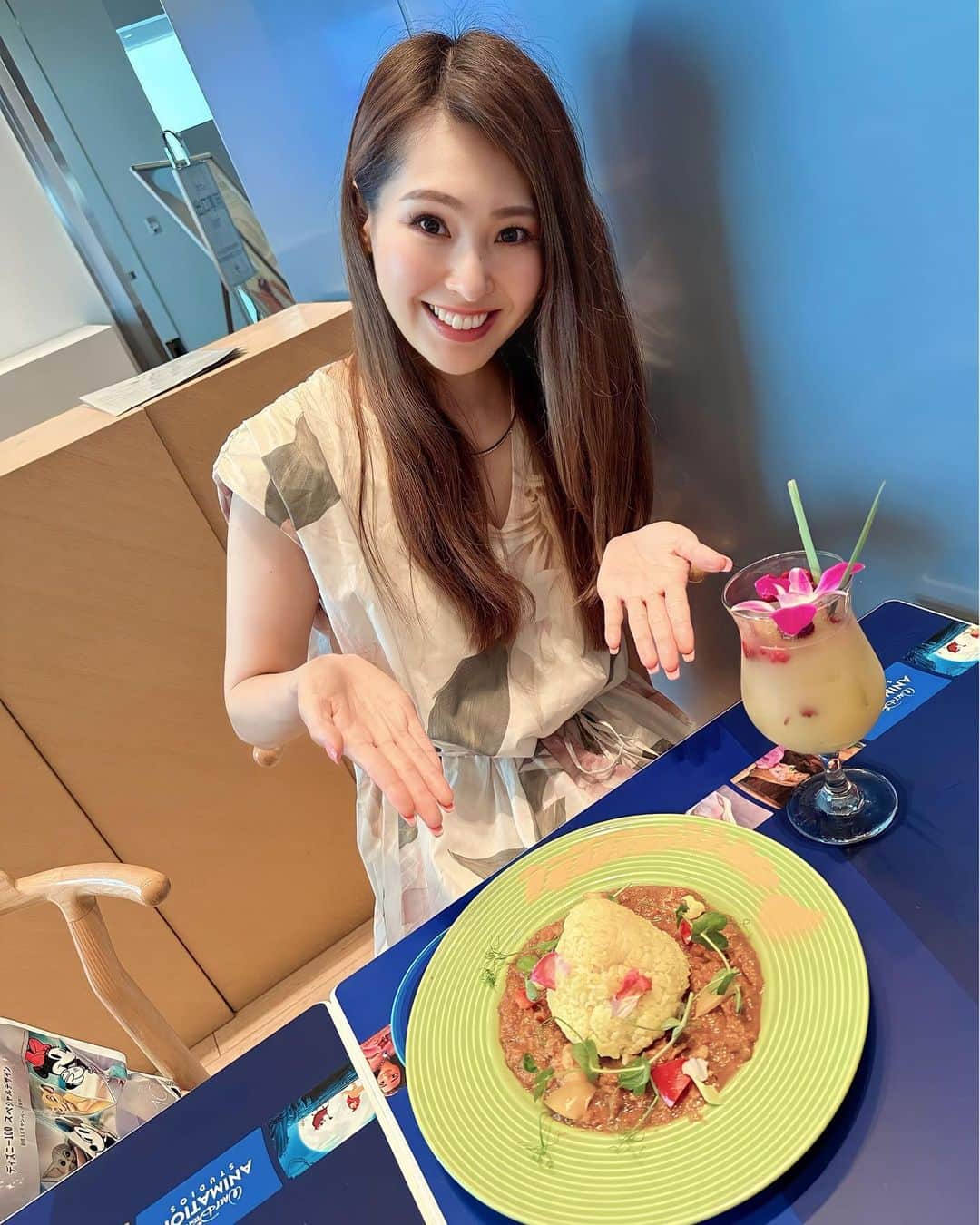のインスタグラム：「. ディズニーコラボカフェ☕️🍰 美味しかったぁ😋 . #ディズニー#ディズニーコラボカフェ#カフェ #ディズニーアニメーションイマーシブエクスペリエンス #ディズニー好き#ラプンツェルカレー#モアナジュース」
