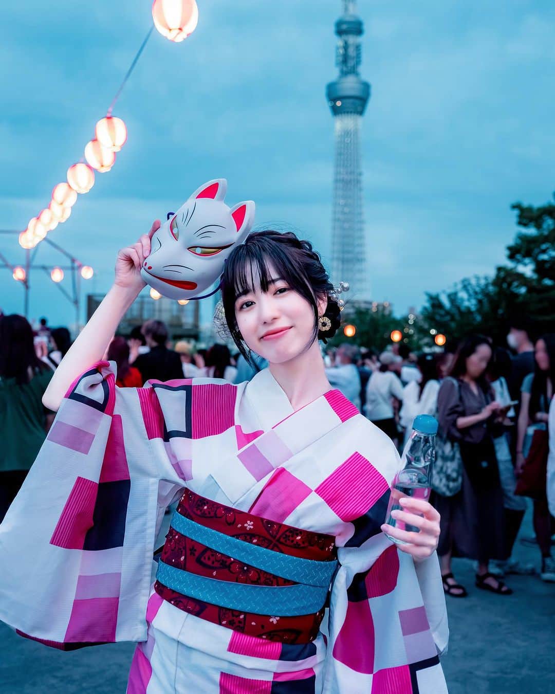 shabonのインスタグラム：「* . . . . . 盆踊り大会行って来ました🏮 盆踊りって久しぶり！！ 夏だねー☺️✨ . . model : @symt_mio  . special thanks. @amatou_0429  . . FUJIFILM GFX50S II /  GF45mm F2.8 R WR . . . . . . *」