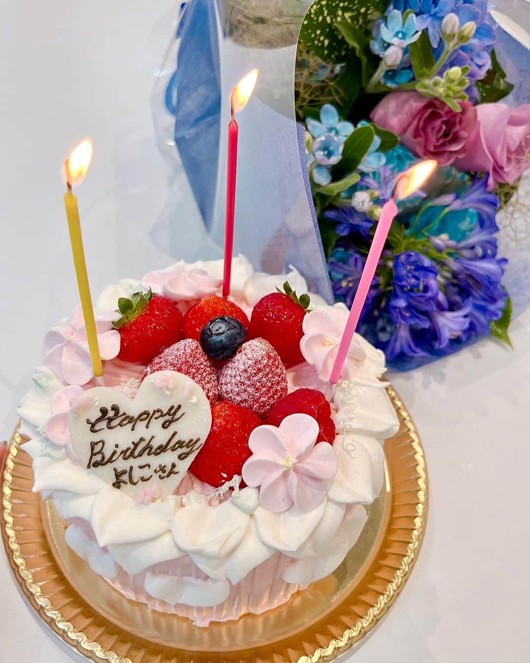 和泉佳子さんのインスタグラム写真 - (和泉佳子Instagram)「インスタライブを終えて、まさかのサプライズ✨✨  可愛いピンクのバースデーケーキに、スタッフのみんなの優しさが詰まっていて、嬉しくて、思わずポロリときてしまいました😂💕💕  プリマシェレルは、たくさんのスタッフのみんなの温かいサポートのおかげで、この秋で10周年を迎えようとしています。  可愛いバースデーケーキをみんなで切り分けで一緒に食べながら、改めて、私は幸せ者だなぁ…とホッコリ実感したひとときでした😌💕  @primascherrer   ＃和泉佳子　#プリマシェレル　#ジョイントスペース　#jointspace #サプライズ　＃バースデーケーキ　#バースデーのお祝い　#ありがとう」7月4日 0時28分 - yoshiko_izumi