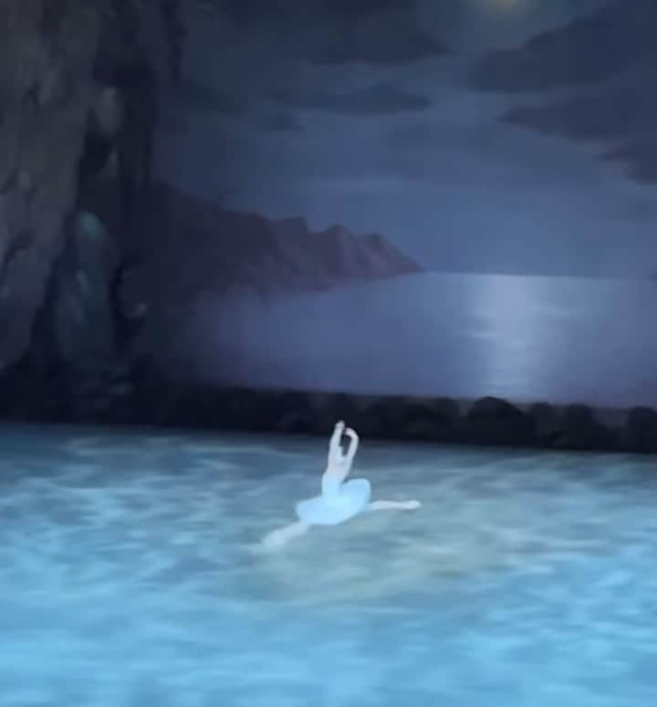 マリア・コーレワのインスタグラム：「“SWAN LAKE” 02.07.2023 Forever grateful for this opportunity. Kind of happiest day in my life truly. But also acknowledging that from now on the work has to be continuing in triple amounts. Nothing more inspiring ❤️🥹🤞🏻 The wonderful Ziegfried - @philipp_stepin   “ЛЕБЕДИНОЕ ОЗЕРО” 02.07.2023 Бесконечно благодарна. Самый счастливый день в моей жизни. И в то же время осознание того, что теперь ни шагу назад, теперь работать с утроенным воодушевлением, только вперед. Верю в это и приложу все силы ❤️🥹🤞🏻 Великолепный Зигрфрид - @philipp_stepin」