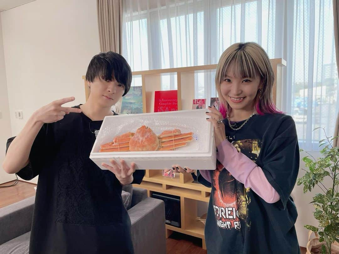 LiSAさんのインスタグラム写真 - (LiSAInstagram)「6/24蟹座の男と女🦀♋️ #今年も私たちお誕生日おめでとうございました🎂🍾 #おんなじ誕生日 #おんなじ運勢 #つまり先輩の曲に試されてる先輩と後輩 #先輩の曲をギター弾きながらMC無しで歌い切るすごすぎる先輩 #キャンサー先輩 #事務所の先輩 #先輩のバンドのボーカル先輩 #誕生日先輩 #つまり先輩 #斎藤宏介先輩 #UNISONSQUAREGARDEN 先輩 #XIIX」7月4日 0時33分 - xlisa_olivex