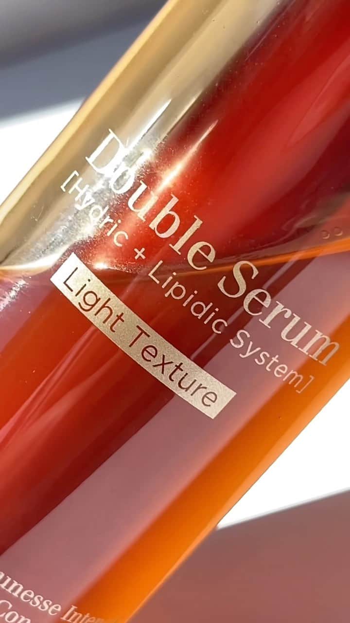 CLARINSのインスタグラム：「Summer skincare has never looked better. The iconic Double Serum is available in a lightweight texture perfect for warm and humid weather!   #Clarins #doubleserum #summerskin」